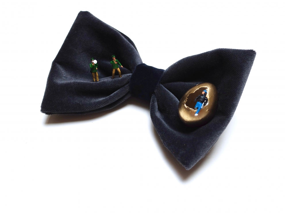 Galleria fotograficaBreakfast at Tiffany&rsquo;s
Seta, pvc, acciaio, cristallo, silicone
Bubbles are forever 
Nylon spalmato, pvc, vetro, alluminio
Make a wish...
Nylon spalmato, pvc, silicone, zucchero, cera
Ready to order? 
Carta fotografica, pvc
Lights, camera, action! 
Velluto di seta, pvc, ottone
Dreams are made of crumbs..
Rasatello di cotone, pvc, pane
