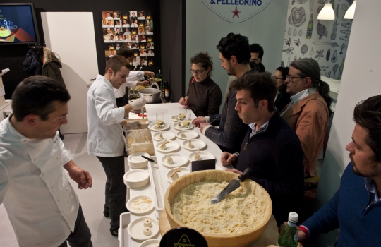 Galleria fotograficaAl centro Davide Oldani del D'O di Cornaredo (Milano) con Oliviero Toscani, fotografo e produttore di vinoGuffanti, storici affinatori di formaggi ad Arona (Novara)Lo spazio espositivo di Acqua Panna e S. Pellegrino. Le illustrazioni sono firmate da Gianluca BiscalchinPastificio dei CampiSelecta, un recinto di bont&agrave; firmate anche da Michele Rotondo, chef della Masseria Petrino di Palagianello (Taranto)Brindisi con Birra Moretti Grand Cru. A destra si riconosce Simone Padoan dei Tigli di San Bonifacio (Verona)Le alchimie pastaiole di Davide Scabin del Combal.Zero di Rivoli (Torino) allo stand Felicetti