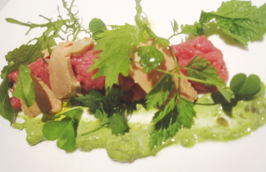 Galleria fotograficaSul piatto, occhiali da vista graduati diversi per impedire alle non-aquile di strizzare gli occhi come Jerry Lewis in quel famoso sketchIl pane in apertura al Devero. Al centro, quello di Eugenio Pol, "ciclope del pane" (cit. Meldolesi) che miete sempre pi&ugrave; clienti nell'alta ristorazionePatata soffice uovo e uova, capperi e limone, classicit&agrave; d'avanguardia al sifone che non stufa