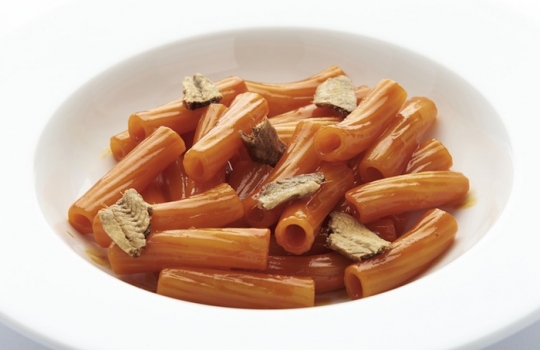 Galleria fotograficaFulvio Pierangelini, a lungo chef del Gambero Rosso di San Vincenzo (Livorno)La celebre Passatina di ceci con gamberi di Fulvio Pierangelini (qua il racconto integrale della lezione)Davide Scabin, chef del Combal.Zero di Rivoli (Torino)Il cyber egg di Davide Scabin, piatto simbolo del cuoco piemontesePasta salad di Davide ScabinVittorio Fusari, Dispensa Pane e Vini ad Adro (Brescia)L&rsquo;Interpretazione dell&rsquo;agnello di Alpago di Vittorio FusariLa pecora con gli occhiali della Val di Fanes, Vittorio FusariVirgilio Martinez, ristorante Central, Lima, Per&ugrave;
&nbsp;Capasanta, ka&ntilde;ihua&nbsp;di Ayaviri, emulsione di camu-camu di Virgilio MartinezErba andina/patata essiccata a 3mila metri, cacao amazzonico e giardino di Virgilio MartinezMeryem Cherkaoui de La Maison du Gourmet di Casablanca, MaroccoVongole allo zafferano in brodo con sapori marocchini, mandorle, fave e croccante di&nbsp;Meryem CherkaouCarlos Garcia, chef del ristorante Alto di Caracas, VenezuelaOssobuco nero con ossobuco di patata e soffritto criollo di Carlos GarciaLingua di cacao, Carlos GarciaOstrica di pomodoro di&nbsp;Roberta Sudbrack del ristorante Sudbrack di Rio de Janeiro (Brasile)Enrique Olvera, Pujol, Citt&agrave; del Messico, MessicoPlatano, ralladura di macadamia,&nbsp;hierba buena e crema di agrumi di Enrique OlveraMassimiliano e Valentino Marcattilii, San Domenico di Imola (Bologna)Uovo in raviolo di Valentino Marcattilii, grande classico della cucina italianaMagnus Nilsson, ristorante F&auml;viken, J&auml;rpen, SveziaUova di trota servite in una crosta calda di sangue di maiale disidratato di Magnus NilssonErnesto Iaccarino, Don Alfonso 1890, Sant&rsquo;Agata sui Due Golfi (Salerno)Nudi di ricotta in ristretto di cappone di mare con infusione di verbena odorosa e zest di limone, Ernesto IaccarinoArnaud Daguin, H&eacute;gia, Hasparren, FranciaPoularde guascona cotta sulla pelle, con porri di Cervere e altre verdure di stagione, Arnaud DaguinZuppa due strati di lenticchie bionde di Saint-Flour, Arnaud DaguinCarlo Cracco, ristorante Cracco, Milano