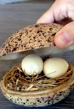 Galleria fotografica






In cammino verso il Noma. Il ristorante è al piano terra del palazzone più a sinistra. Per arrivarci dalla popolare insenatura di Nyhavn (il punto da cui è scattata la foto), occorre fare un bel giro. Ma si notano i lavori per la costruzione di un ponte. Che condurrà dritto all'insegna








Altra prospettiva sul Noma da Nyhavn. Il ristorante galleggia sulla Christianshavn, una delle tante isole artificiali che compongono Copenhagen








Di là del fiume, sulla lunga via che conduce allo spiazzo del Noma








Uno scenario molto tranquillo, di case pastello. Il silenzio è perché vanno tutti in bici













Al massimo si sente rombare qualche scafo








Il vascello davanti al Noma. Oltre a quella danese, sventolano le bandiere di Isole Far Oer e Groenlandia: le loro ambasciate sono nello stesso palazzo del ristorante. Coerenza nordica








Il retro del ristorante. L'80% delle 80 persone che lavorano al Noma viene a lavorare in bici, chef incluso








Dietro al ristorante, un'iscrizione ricorda i passeggeri scomparsi a bordo della danese Hans Hedtoft. Il transatlantico si scontrò il 30 gennaio 1959 contrò un iceberg in Groenlandia. Fu ritrovata solo una cintura di sicurezza
 








L'ingresso del ristorante, al civico 93 di Strandgade








La vista, ingresso alle spalle








Tra l'ingresso e la cucina a vista, spicca un corner di decoro simil-giapponese. A sinistra s'intravede Noma, time and place in Nordic Cuisine, edizioni Phaidon, un testo fondamentale per approfondire tutti i rivoli del Redzepi-mondo. La versione italiana si ordina qui








Una pianta di piccoli agrumi orla la cucina a vista








La porta d'ingresso vista dalla cucina








Le sedie, molto comode, sono anni Sessanta con schienali foderati di pelle di pecora, alcune più morbide di altre








I tavoli sono ampi e senza tovaglie. Attorno prevale il grigio e i colori rustici, sulle travi in legno del soffitto ma anche sulle divise dei ragazzi di sala








La finestra accanto al nostro tavolo








E' lo chef Rene Redzepi a introdurci al pasto: in un vaso di fiori danesi, l'unico pendaglio commestibile è una sorta di carta musica croccante (flatbread) di farina di malto all'aroma di ginepro. Nel piattino in basso, una deliziosa crème fraîche acida per intingerlo








Il flatbread è quello che svetta. "Ma se ci tenete, provate a mangiare anche i fiori", scherza Redzepi. Il cuoco scompare nelle segrete del Noma. Lo ritroveremo solo alla fine del pasto








Tutti i 14 appetizer si mangeranno con le mani. Unica posata, il coltello per tirar su e leccare la crème fraîche da sola (da fare quando tutti gli altri clienti son distratti, però)








Moss and Cep: Muschio di renna con polvere di funghi porcini. E' il corpo bianco, molto saporito ed evanescente, da intingere anch'esso nella crème fraîche
 








Crispy pork skin and black currant: Pelle di maiale croccante e ribes nero, lo strato più esterno. Aspro e croccante








Il ribes nero non ci lascerà prima di molto tempo








Blue mussels and celery: cozze e sedano. Solo due sono quelle buone








La parte inferiore del guscio è commestibile (ancora farina di malto)








Il quinto appetizer è nascosto in una deliziosa scatola di biscotti in latta della tradizione danese (chi non ricorda i Danish butter cookies?)








Cinque tondini, ma solo due "interessanti"








Si chiamano Cheese cookies, rocket and stems, letteralmente Biscotti al formaggio, ruchetta e gambi di erbe aromatiche, un felice snack potenzialmente riproducibile nei nord e nei sud del mondo








Appetizer #6: Potato and duck liver, Patate e fegato d'anatra: le patate croccanti sono in due strati e a mo' di sandwich racchiudono la mousse di fegato. La spolverata è di funghi trombette dei morti, disidratati e polverizzati, una tecnica che troveremo frequentemente








Dried carrot and sorrel, Carote grigliate a fuoco lento per 14 ore, disidratate e servite su polvere di fieno. Si intingono nell'emulsione di acetosella accanto. Un grande piatto perché di inattesa, energica acidità








Ottava entrée: Caramelized milk and cod liver, Biscotto di latte caramellato e fegato di merluzzo, quest'ultimo ghiacciato e pulito. Il secondo dona un aroma molto strong, che domina sul biscotto croccante. Per palati muscolari








Le uova dentro l'uovo





