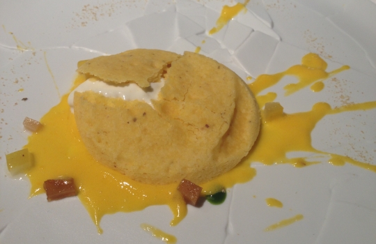 Galleria fotografica






Il nuovo ingresso dell'Osteria Francescana, via Stella 22













La cantina (con una parte) dei vini della Francescana: Bottura affetta per gli ospiti








Davide Di Fabio tra gli spazi della nuova cucina


















Franco Aliberti, tornato dal salato al dolce








Massimo Bottura e Takahiko Kondo "sparecchiano" fuori dalla cucina, ingresso nell'adiacente via delle Rose








21








Anguille pronte a partire dalla cucina








Sala e mise-en-place


















Il mondo di Mario Schifani, appena oltre l'ingresso








Il soffitto a cassettoni della sala








Tra una sala e l'altra, svettano i piccioni di Maurizio Cattelan








Appetizer volante con erbazzone








I tortellini temporaneamente ribattezzatti Arca di Noè: ogni ripieno è diverso (tra gli altri, c'è anche la rana) e il brodo è ottenuto da ben 7 specie diverse, tra cui il piccione. Al gusto, una formidabile espressione di umami








Pensa Rosa (Think Pink per gli ospiti inglesi), un dessert/gioco tra ciliege, amarene e rape rosse





