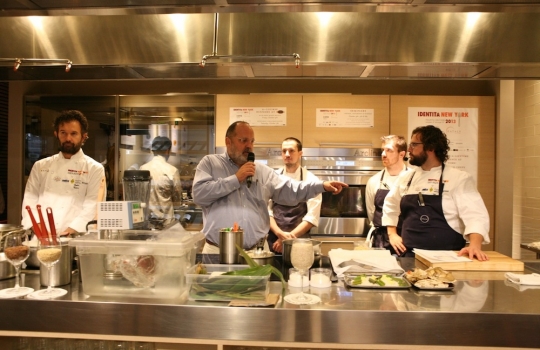 Galleria fotografica






Giuseppe Rambaldi del Combal.Zero, in sostituzione dello chef Davide Scabin, Mario Batali, Babbo e tanto altro a New York e Cesare Battisti, Ratanà a Milano








Ravioli gamberi e basilico con burro e zucca di Mario Batali








Penne con crema di peperoni di Cesare Battisti








Riccardo Felicetti e Pavia Rosati








Mario Batali e Alex Pilas, responsabile delle cucine di Eataly New York








Moreno Cedroni, ristorante Madonnina del Pescatore di Senigallia (Ancona) e Dave Pasternack, Esca a New York City








Baccalà e lepre in salsa di lamponi di Moreno Cedroni








Crudo con mele e rape di Dave Pasternack








Alessandra Rotondi, Moreno Cedroni e il suo sous chef Luca Abbadir








Berlucchi nei calici








I protagonisti della cena del primo giorno in Birreria di Eataly: Alex Pilas, Carlo Cracco, Matteo Monti, Mauro Uliassi, Giuseppe Rambaldi, Cesare Battisti, Mark Ladner, Katia Delogu, Mario Batali e Claudio Ceroni di Magenta Bureau








Appuntamento al buio, il dessert di Katia Delogu








Sala piena sul tetto di Eataly








Batali fotografa Massimo Bottura e Daniel Boulud, protagonisti della prima lezione del secondo giorno








Massimo Bottura, Sara Peirone di Lavazza e Paolo Marchi








Batali, Boulud, Bottura








Massimo Bottura, il suo secondo Takahiko Kondo e il neo-cuoco di Taglio a Milano Domenico Della Salandra








L'Uovo in gelatina di Daniel Boulud








Sara Jenkins, Porcena a New York e Mauro Uliassi, Uliassi a Senigallia (Ancona)








Audience attenta e divertita








Spaghettoni al pomodoro (di ogni colore e gusto, sei o sette tipi diversi) di Sara Jenkins








I Gamberi crudi in crema di pomodori e prugne di Mauro Uliassi








 Con Claudio Ceroni di Magenta Bureau, i protagonisti della seconda cena alla Birreria di Eataly. Da sinistra: Massimo Bottura, Moreno Cedroni, Cesare Battisti, Viviana Varese, Lidia Bastianich, Katia Delogu, Fortunato Nicotra e Alex Pilas








Mark Ladner, Joe Bastianich e Carlo Cracco








Fortunato Nicotra








Il benvenuto della cena di Cesare Battisti: Mondeghili in cartoccio, Mini risotto alla Milanese al salto con ossobuco e Pop corn di Grana Padano al Lambrusco








Caprese di astice, l'antipasto di Fortunato Nicotra








Pasta o patata? il piatto di Massimo Bottura








Guazzetto "al forno" di molluschi e crostacei, sentori di anice stellato, il secondo di pesce di Moreno Cedroni








Esplosione di colori: Manzo croccante cotto in Birra Moretti, cavolfiore e gel di sottaceti ed erbe aromatiche, il secondo di carne di Viviana Varese








In chiusura, di nuovo il dolce di Katia Delogu








Carlo Cracco, ristorante Cracco a Milano e Matthew Lightner, Atera a New York, entrambi due stelle Michelin








Spaghetti alla chitarra con impasto di riso, bolliti e conditi con caviale Calvisius di Carlo Cracco





