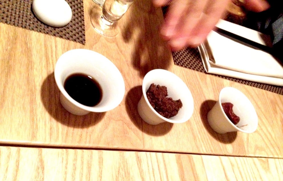 Galleria fotografica






Panoramica dal 32mo piano del Lotte Hotel di Seul. La capitale della Corea del Sud (che i locali pronunciano "sol"), con 10 milioni di abitanti (25 considerando tutta la proncia di Gyeonggi) è tra le città più popolose al mondo








Sfigurata nel Novecento dai Giapponesi (prima parte del secolo) e dalla guerra di Corea (1950-1953), oggi Seul ha un aspetto moderno, piuttosto occidentale








Con decine di milioni di turisti all'anno, Seul è tra le 10 città più visitate al mondo. Nella foto, una delle attrazioni più viste in città: il Dongdaemun Design Plaza, progettato da Zaha Adid e Samoo e completato nel marzo del 2014
 








A passeggio per il quartiere di Myeongdong, molto frequentato anche per l’alta concentrazione di ristoranti








Il viaggio era cominciato bene: tra le opzioni commestibili sui voli di Korean Air c’è proprio una squisita Bibimpap, con tanto di foglietto illustrativo








Bancarelle all’ingresso del mercato Namdaemun, tra i più popolari di Seul. Chiunque può andare e comprare; non occorrono licenze








Namdaemun, trippa a mollo








L’affitto di una bancarella al Namdaemun costa circa 2.000 dollari americani al mese, ma consente un ricavo medio mensile di almeno il doppio








Cozze giganti, molto popolari sulle tavole coreane








I mercati sono sterminati, molto puliti e per nulla caotici








All’interno del mercato, c’è anche un ristorante molto spartano e molto buono. Serve di tutto: hoe (pesce crudo), kimchi (verdure fermentate), guk tang (zuppe), bibimpap…








Baek kimchi: cavolo stufato con rape bianche, pere, prezzemolo coreano. Talvolta è servito anche con le castagne








Scodella di Bibimbap








Uova di quaglia bollite, aglio e edamame








A chiusura del pasto, ecco una bella zuppa fumante (erano le 8 del mattino)








Zuppa di alghe e merluzzo








Mingles, sulla Cheongdam-dong nel quartiere di Gangnam-gu, è l’indirizzo più interessante di cucina coreana contemporanea. L’ha aperto poco più di un anno fa Mingoo Kang, tornato a casa dopo esperienze da Martin Berasategui e da Nobu Bahamas








Mingoo Kang propone un solo menu degustazione da 88.000 won (circa 70 euro). Ognuno dei piatti contiene sempre un elemento fermentato





