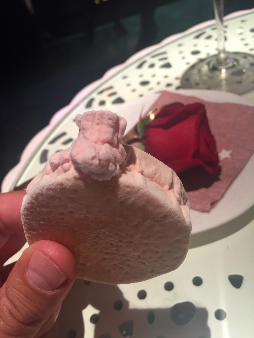 Galleria fotografica






Consommè de garbanzos. Prima che cominci il menu degustazione, viene portata al tavolo una bottiglia di vetro contenente del brodo freddo di ceci (in alto a destra). Ventitrè piatti dopo, alla fine del percorso "salato", verrà versato, in un bicchierino da grappa, del brodo caldo di jamon iberico da una teiera. Sopra ancora, la schiuma del brodo di ceci. Un caldo-freddo speciale (foto @ticketsbar instagram)









Tosta de pollo y anchoa. Primo piatto: toast di pelle di pollo con lisca di acciuga. A lato, una crema di acciughe composta da burro e pasta di acciughe









Olive Gordal. Uno dei simboli della saga Adrià: le olive sono immerse in un liquido d'olio extravergine d'oliva, cannella, buccia di limone e anice stellato. Si tirano su con un cucchiaino forato, si poggiano su una conchiglia di legno a lato e da qui in bocca. Gordal è una varietà dall'Andalusia









Prima preparazione rifinita al tavolo: Polo de almendras









Polo de almendras è uno stecco di gelato al latte di mandorle, spennellato sul posto con olio d'oliva e cosparso con granelle di mandorle, fiori di sambuco e sale. E' servito su un piatto con cubetti di ghiaccio. Dolce(salato) e gelato all'inizio del pasto e non alla fine, uno schema molto Adrià









Coliflor y caviar. Ganache di cavolfiore e caviale russo Schrenkii









Gamba a la sal fría. Gamberi marinati nel tè Lapsang Souchong con zest di bergamotto. Sono serviti su un vassoio con "neve di sale" per ricordare il ghiaccio tipico di un mercato del pesce









Atún con cerezas. Tonno e ciliegia: ventresca di tonno confit in grasso di prosciutto, accompagnata da una ciliegia affumicata (senza nocciolo)









Ceviche de melón cantaloup. Ceviche di melone cantalupo con succo di lime, coriandolo e leche de tigre di kumquat. Servito con kumquat, olio di coriandolo e neve di kumquat. Citrico alla terza









Pizza crujiente. La "pizza" di Tickets: millefoglie di regañà (torta di pane croccante di origini andaluse), stracciatella, bottarga e fichi









Porex de Calix. Marshmallow di dashi ripieno di crema acida e sormontato da caviale di Kalix, uova rosse svedesi di coregone, dalle note dolci ed eleganti









Nigiri de berenjena. Nigiri di melanzana









Cubo de wagyu. Cubo di chips di patata croccante con sopra una tartare di wagyu trattata con olio, sale, senape di Digione, uova e pepe. Una magnifica tapa da circa 2 cm per lato, che ricorda le battute al coltello della tradizione piemontese









Milhojas de atún. Millefoglie di tonno: millefoglie di patata e alga nori. In cima, tartare di tonno leggermente piccante con crema di avocado









Miniairbag de queso. Miniairbag di spuma di formaggio manchego, caviale di nocciola e polvere di buccia di nocciole









Airbaguette de rubia gallega: grissino-baguette vuoto avvolto da fettine di "prosciutto" marinato di rubia gallega, pregiata razza bovina galiziana









Encerradito de buey: involtino di ravioli di avocado con dentro granciporro con maionese di peperoncino chipotle e gelatina di coriandolo. Sotto c'è del pane sardo guttiau, sopra dei semi di chia. Un assaggio cremoso, grasso e vegetale in due bocconi magnifici









Foie y anguila. Foie gras d'anatra di Mitteault ripieno di anguilla avvolta in alga nori









Espardeña con panceta. Cetriolo di mare con la sua pelle fritta e wasabi, sopra una striscia di pancetta di prosciutto Joselito. Forse l'unico punto di domanda









Pulpo crujiente. Octopus tenero in panko (pangrattato giapponese piccante) croccante, accompagnato da cetrioli baby pickled









Cogollo con sorbete. Seconda preparazione rifnita al tavolo: cuore di lattuga accompagnato dal suo sorbetto ghiacciato con zest di rafano









Bogavante. Astice. L'unica non-tapa di tutto il percorso









Arriva il calice col Consommé freddo di ceci che rimane spumoso in cima e, sotto, il brodo caldo di jamon iberico (vedi prima slide)









Ci si alza dal tavolo e si va alla Dolça di Tickets, l'ambiente in cui si chiude il percorso coi dessert (foto elequipocreativo)









L'accoglienza nella Dolça? Una rosa che regge la sfera rosa: lychees e fragola









Coco. Gelatina di cocco, sorbetto al lime e cocco e acqua di curry









La celebre Cheesecake di Tickets. La buccia della "toma" a sinistra è composta da cioccolato bianco e crema di nocciole. Nel ripieno, una favolosa crema di brie. Accanto, biscotti di nocciole. Un carrello di formaggi trasformato in dessert






