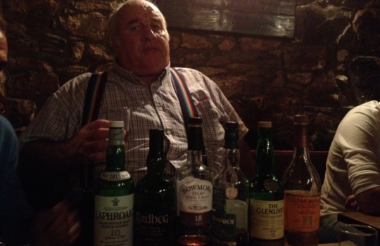 Galleria fotografica






Scozia, regione di Argyle, sud-ovest del Paese








Loch Fyne è il fiordo più noto di Argyle e anche il più lungo del Paese. Loch in gaelico significa "lago", fyne "fiordo"








Nei dintorni, colline dolci, larici, pini e abeti








Al largo si scorgono delle gabbie di acquacoltura








Disinfettare bene i piedi prima di salire sulla chiatta








Sulla chiatta, verso le gabbie dei salmoni








L’acqua in cui sguazzano i salmoni è pulita, filtrata, ricca di sali minerali








Ecco la gabbia: sono una decina in tutto, di larghezza variabile, profonde fino a 28 metri








Nuotano in circolo 30mila salmoni per gabbia. Ogni esemplare ha a disposizione 98,5 litri d’acqua per ogni chilo e mezzo di peso, uno dei più elevati del Paese








Ecco il salmone! Sono esemplari nati da uova di salmoni-riproduttori, pescati in mare e mantenuti in cattività nelle avannotterie








Al largo, accanto alle gabbie, c'è anche la base che monitora costantemente i pesci e la distribuzione (automatica) del cibo. Mangime non Ogm selezionato, integrato da proteine di origine vegetale che riducono l’utilizzo di fauna ittica utilizzata per produrre farine di pesce













Raggiunti i 3-4 anni d'età - cioè il peso di 4-6 chili, toccato in circa 8-900 giorni di acquacoltura, dei quali metà passati in acqua dolce e metà in acqua salata, per assecondare il loro istinto naturale - i salmoni vengono pescati e immediatamente riposti nel ghiaccio, accorgimento fondamentale per mantenere rigida la carne








Le lavorazioni successive vengono effettuate entro e non oltre le 15 ore dalla pesca, nel laboratorio di Cairndow, il quartier generale di Loch Fyne a un passo dalle stesse acque in cui nuotano i salmoni








I salmoni sono lavati con la stessa acqua in cui hanno nuotato fino a poco prima








E poi decapitati, spinati e sfilettati a mano


















Del salmone, come del tonno, non si butta via niente








Nel clima necessariamente polare che avvolge le operazioni, il personale di circa 60 persone è quasi interamente composto da donne. «Gli uomini non sono altrettanto precisi nell’affettare», scherzano le impiegate infagottate nelle tute sterili








Quanto lavoro? 40 ore a settimana 








I salmoni sono marinati a secco con sale e zucchero di canna








e poi sono messi nei forni di affumicatura per un intervallo di 12-24 ore, variabile a seconda della temperatura esterna













Trucioli di botte esauste da whisky: è il combustibile dell'affumicatura del salmone













Il salmone uscirà con sentori affumicati non troppo pronunciati








Manca poco al confezionamento













Tanti i formati previsti. Il più apprezzato in Italia è il Kinglas Fillet, il filettino centrale, "cuore" della spalla, chiamato anche “lingotto” per la forma








Tanti i tagli di salmone fresco e affumicato e numerose marinature, dal whisky al Citrus and Black pepper








In Scozia, si trova praticamente ovunque








Tra i luoghi più adatti, gli stessi Oyster Bar & Restaurants di proprietà di Loch Fyne. Nella foto, quello di Cairndow








All'interno del ristorante, l'iscrizione in gaelico: “com’è degno d’onore il mare”








Alle pareti, un'illustrazione che regalò parecchia popolarità a Loch Fyne: John Prescott e Gordon Brown tramavano simpaticamente contro Tony Blair, allora primo ministro britannico. La pubblicò il Times il 18 maggio 2004








In tavola, salmone freschissimo, cucinato in ogni salsa





