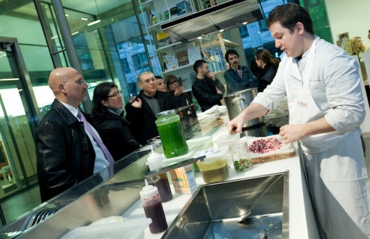 Galleria fotograficaCoda fuori dallo showroom Agape, via Statuto 12, per il piatto di Andrea BertonIl piatto di Berton:&nbsp;Focaccia di Recco con controfiletto di manzo crudo e composta di pomodoro piccanteAndrea BertonArclinea, corso Monforte 28: si preparano i fratelli&nbsp;Christian e Manuel Costardi, cuochi del ristorante Cinzia di VercelliL'imbuto di metallo per infilare il risotto nel barattolo warholiano. Alle spalle di Christian Costardi, Giulia Corradetti di Magenta BureauCostardi&rsquo;s tomato rice (omaggio a Andy Warhol)Manuel e ChristianLa gente godeCesar in via Larga 23, presidiato da&nbsp;Giovanni Ruggieri del ristorante RefettorioGiovanni Ruggieri con la sua&nbsp;Crema di patate con tarassaco all&rsquo;aceto di moscato, asparagi e salsa al crescioneGiovanni RuggieriTutti da Dada in via Larga, angolo piazza Santo Stefano, per&nbsp;Fabio Pisani e Alessandro Negrini di Aimo e NadiaFabio PisaniSpaghetti di Benedetto Cavalieri in cous cous con mozzarella di bufala campana, pomodori pugliesi &ldquo;al filo&rdquo; e profumo di limoni della CostieraLa granelle di cous cous &egrave; ricavata da spaghettoni frullati a crudoDa De Longhi, via Borgogna 8, c'&egrave; Alice Delcourt dell'Erba BruscaAlice DelcourtUltimo giro d'olio per il&nbsp;Cous cous speziato con erbe aromatiche, albicocche e zuccaMatteo Torretta ha cucinato allo Scavolini Store di piazza MissoriA destra Matteo Torretta, chef de Al V Piano di MilanoSotto al minipimer,&nbsp;Finto risotto di finocchi al sentore di sambucaLa spuma &egrave; di sambucaMatteo Torretta