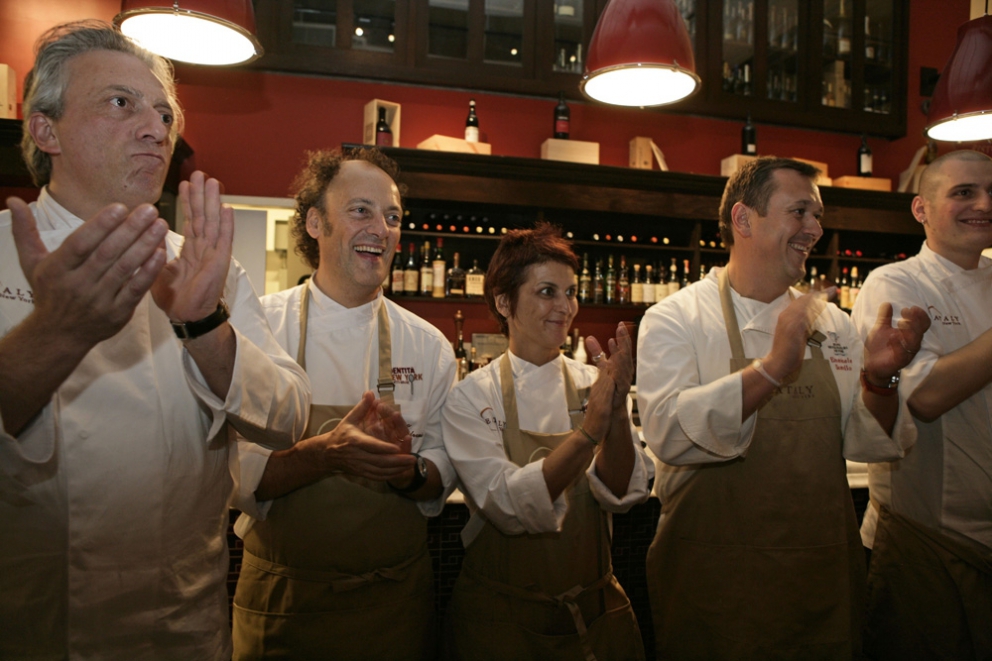 Galleria fotografica






I relatori di Identità New York 2010: da sinistra Gennaro Esposito, Pietro Zito, Emanuele Scarello, Massimo Bottura, Luca Montersino, Cristina Bowerman, Davide Scabin, Moreno Cedroni, Niko Romito, Pino Cuttaia, Ugo Alciati








Lidia Bastianich, Davide Scabin e Paolo Marchi alla conferenza stampa di presentazione Identità New York 2010 nella Piazza di Eataly








Conferenza stampa di presentazione Identità New York 2010 nella Piazza di Eataly








Identità New York 2010








Emanuele Scarello alla conferenza stampa di presentazione Identità New York 2010








Emanuele Scarello e Tatsuya Iwasaki al Corner delle Eccellenze








Luca Montersino alla Pasticceria di Eataly








Il Ristorante del Pesce con Cristina Bowerman e Pino Cuttaia








Gennaro Esposito e Ugo Alciati con gli assitenti di cucina al Ristorante della Pasta








Pietro Zito al Ristorante delle Verdure di Eataly








La Piazza di Eataly








Il menu di Emanuele Scarello al Corner delle Eccellenze








Pino Cuttaia al Ristorante del Pesce








Gli Agnolotti al sugo di arrosto e Grana Padano Riserva di Ugo Alciati








Ugo Alciati, Luca Montersino e Pino Cuttaia 








Massimo Bottura immortala gli altri chef protagonisti che con lui hanno animato i vari momenti di Identità New York








Oscar Farinetti, patron di Eataly, firma il grembiule ricordo di Identità New York 2010








Paolo Marchi, ideatore e curatore di Identità Golose, firma il grembiule ricordo di Identità New York 2010








Mario Batali, chef patron del ristorante Manzo all'interno di Eataly, firma il grembiule ricordo di Identità New York 2010








Niko Romito, Cristina Bowerman e Gennaro Esposito con Lidia Bastianich








Emanuele Scarello al Corner delle Eccellenze








Un ospite d?eccezione a Eataly in occasione di Identità New York: Ferran Adrià, qui accanto a Massimo Bottura








La locandina di Identità New York all'interno di Eataly








La preparazione della cena di gala al ristorante Manzo all?interno di Eataly: Niko Romito e Massimo Bottura








La preparazione della 'Compressione di pasta e fagioli' di Massimo Bottura








I preparativi della cena di gala: un grande lavoro di squadra








'Il bosco e la capasanta' di Cristina Bowerman








Davide Scabin prepara il suo 'Filetto di Fassona impanato alla torinese con cipolline glassate al Barolo e salsa inglese salata'








Alcuni degli chef protagonisti della cena di gala con i loro assitenti





