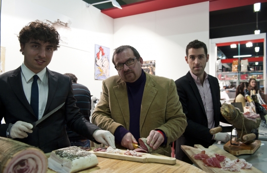 Galleria fotograficaAl centro Davide Oldani del D'O di Cornaredo (Milano) con Oliviero Toscani, fotografo e produttore di vinoGuffanti, storici affinatori di formaggi ad Arona (Novara)Lo spazio espositivo di Acqua Panna e S. Pellegrino. Le illustrazioni sono firmate da Gianluca BiscalchinPastificio dei CampiSelecta, un recinto di bont&agrave; firmate anche da Michele Rotondo, chef della Masseria Petrino di Palagianello (Taranto)Brindisi con Birra Moretti Grand Cru. A destra si riconosce Simone Padoan dei Tigli di San Bonifacio (Verona)Le alchimie pastaiole di Davide Scabin del Combal.Zero di Rivoli (Torino) allo stand FelicettiGrana Padano superstar