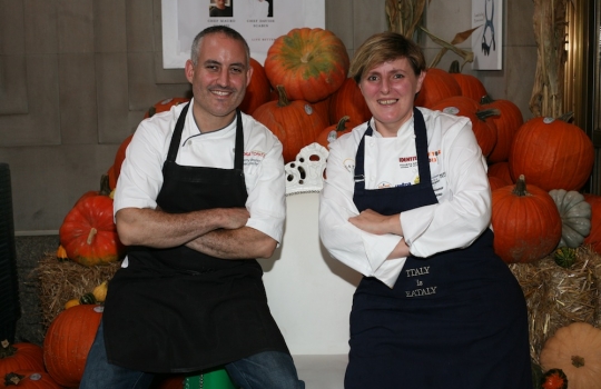 Galleria fotografica






Giuseppe Rambaldi del Combal.Zero, in sostituzione dello chef Davide Scabin, Mario Batali, Babbo e tanto altro a New York e Cesare Battisti, Ratanà a Milano








Ravioli gamberi e basilico con burro e zucca di Mario Batali








Penne con crema di peperoni di Cesare Battisti








Riccardo Felicetti e Pavia Rosati








Mario Batali e Alex Pilas, responsabile delle cucine di Eataly New York








Moreno Cedroni, ristorante Madonnina del Pescatore di Senigallia (Ancona) e Dave Pasternack, Esca a New York City








Baccalà e lepre in salsa di lamponi di Moreno Cedroni








Crudo con mele e rape di Dave Pasternack








Alessandra Rotondi, Moreno Cedroni e il suo sous chef Luca Abbadir








Berlucchi nei calici








I protagonisti della cena del primo giorno in Birreria di Eataly: Alex Pilas, Carlo Cracco, Matteo Monti, Mauro Uliassi, Giuseppe Rambaldi, Cesare Battisti, Mark Ladner, Katia Delogu, Mario Batali e Claudio Ceroni di Magenta Bureau








Appuntamento al buio, il dessert di Katia Delogu








Sala piena sul tetto di Eataly








Batali fotografa Massimo Bottura e Daniel Boulud, protagonisti della prima lezione del secondo giorno








Massimo Bottura, Sara Peirone di Lavazza e Paolo Marchi








Batali, Boulud, Bottura








Massimo Bottura, il suo secondo Takahiko Kondo e il neo-cuoco di Taglio a Milano Domenico Della Salandra








L'Uovo in gelatina di Daniel Boulud








Sara Jenkins, Porcena a New York e Mauro Uliassi, Uliassi a Senigallia (Ancona)








Audience attenta e divertita








Spaghettoni al pomodoro (di ogni colore e gusto, sei o sette tipi diversi) di Sara Jenkins








I Gamberi crudi in crema di pomodori e prugne di Mauro Uliassi








 Con Claudio Ceroni di Magenta Bureau, i protagonisti della seconda cena alla Birreria di Eataly. Da sinistra: Massimo Bottura, Moreno Cedroni, Cesare Battisti, Viviana Varese, Lidia Bastianich, Katia Delogu, Fortunato Nicotra e Alex Pilas








Mark Ladner, Joe Bastianich e Carlo Cracco








Fortunato Nicotra








Il benvenuto della cena di Cesare Battisti: Mondeghili in cartoccio, Mini risotto alla Milanese al salto con ossobuco e Pop corn di Grana Padano al Lambrusco








Caprese di astice, l'antipasto di Fortunato Nicotra








Pasta o patata? il piatto di Massimo Bottura








Guazzetto "al forno" di molluschi e crostacei, sentori di anice stellato, il secondo di pesce di Moreno Cedroni








Esplosione di colori: Manzo croccante cotto in Birra Moretti, cavolfiore e gel di sottaceti ed erbe aromatiche, il secondo di carne di Viviana Varese








In chiusura, di nuovo il dolce di Katia Delogu








Carlo Cracco, ristorante Cracco a Milano e Matthew Lightner, Atera a New York, entrambi due stelle Michelin








Spaghetti alla chitarra con impasto di riso, bolliti e conditi con caviale Calvisius di Carlo Cracco








Carlo Cracco, Paolo Marchi e Matthew Lightner





