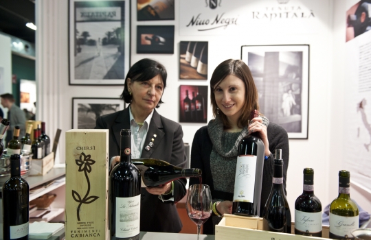 Galleria fotograficaAl centro Davide Oldani del D'O di Cornaredo (Milano) con Oliviero Toscani, fotografo e produttore di vinoGuffanti, storici affinatori di formaggi ad Arona (Novara)Lo spazio espositivo di Acqua Panna e S. Pellegrino. Le illustrazioni sono firmate da Gianluca BiscalchinPastificio dei CampiSelecta, un recinto di bont&agrave; firmate anche da Michele Rotondo, chef della Masseria Petrino di Palagianello (Taranto)Brindisi con Birra Moretti Grand Cru. A destra si riconosce Simone Padoan dei Tigli di San Bonifacio (Verona)Le alchimie pastaiole di Davide Scabin del Combal.Zero di Rivoli (Torino) allo stand FelicettiGrana Padano superstarMassimo Spigaroli dell'Antica Corte Pallavicina di Polesine Parmense (Parma), produttore di un leggendario culatello