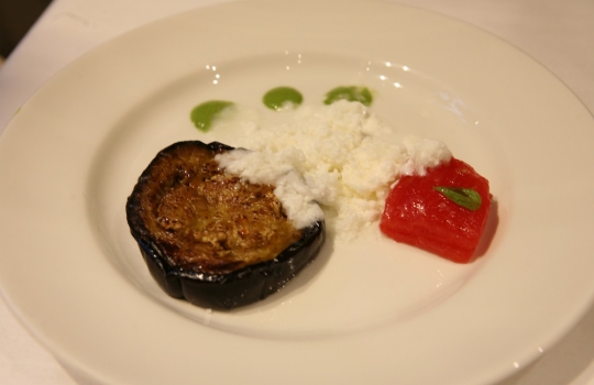 Galleria fotografica






Giuseppe Rambaldi del Combal.Zero, in sostituzione dello chef Davide Scabin, Mario Batali, Babbo e tanto altro a New York e Cesare Battisti, Ratanà a Milano








Ravioli gamberi e basilico con burro e zucca di Mario Batali








Penne con crema di peperoni di Cesare Battisti








Riccardo Felicetti e Pavia Rosati








Mario Batali e Alex Pilas, responsabile delle cucine di Eataly New York








Moreno Cedroni, ristorante Madonnina del Pescatore di Senigallia (Ancona) e Dave Pasternack, Esca a New York City








Baccalà e lepre in salsa di lamponi di Moreno Cedroni








Crudo con mele e rape di Dave Pasternack








Alessandra Rotondi, Moreno Cedroni e il suo sous chef Luca Abbadir








Berlucchi nei calici








I protagonisti della cena del primo giorno in Birreria di Eataly: Alex Pilas, Carlo Cracco, Matteo Monti, Mauro Uliassi, Giuseppe Rambaldi, Cesare Battisti, Mark Ladner, Katia Delogu, Mario Batali e Claudio Ceroni di Magenta Bureau








Appuntamento al buio, il dessert di Katia Delogu








Sala piena sul tetto di Eataly








Batali fotografa Massimo Bottura e Daniel Boulud, protagonisti della prima lezione del secondo giorno








Massimo Bottura, Sara Peirone di Lavazza e Paolo Marchi








Batali, Boulud, Bottura








Massimo Bottura, il suo secondo Takahiko Kondo e il neo-cuoco di Taglio a Milano Domenico Della Salandra








L'Uovo in gelatina di Daniel Boulud








Sara Jenkins, Porcena a New York e Mauro Uliassi, Uliassi a Senigallia (Ancona)








Audience attenta e divertita








Spaghettoni al pomodoro (di ogni colore e gusto, sei o sette tipi diversi) di Sara Jenkins








I Gamberi crudi in crema di pomodori e prugne di Mauro Uliassi








 Con Claudio Ceroni di Magenta Bureau, i protagonisti della seconda cena alla Birreria di Eataly. Da sinistra: Massimo Bottura, Moreno Cedroni, Cesare Battisti, Viviana Varese, Lidia Bastianich, Katia Delogu, Fortunato Nicotra e Alex Pilas








Mark Ladner, Joe Bastianich e Carlo Cracco








Fortunato Nicotra








Il benvenuto della cena di Cesare Battisti: Mondeghili in cartoccio, Mini risotto alla Milanese al salto con ossobuco e Pop corn di Grana Padano al Lambrusco








Caprese di astice, l'antipasto di Fortunato Nicotra








Pasta o patata? il piatto di Massimo Bottura








Guazzetto "al forno" di molluschi e crostacei, sentori di anice stellato, il secondo di pesce di Moreno Cedroni








Esplosione di colori: Manzo croccante cotto in Birra Moretti, cavolfiore e gel di sottaceti ed erbe aromatiche, il secondo di carne di Viviana Varese








In chiusura, di nuovo il dolce di Katia Delogu








Carlo Cracco, ristorante Cracco a Milano e Matthew Lightner, Atera a New York, entrambi due stelle Michelin








Spaghetti alla chitarra con impasto di riso, bolliti e conditi con caviale Calvisius di Carlo Cracco








Carlo Cracco, Paolo Marchi e Matthew Lightner








Jeremy Bearman, Rouge Tomate a New York e Viviana Varese, presto a Eataly Milano





