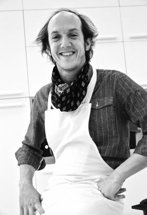 Galleria fotograficaFulvio Pierangelini, a lungo chef del Gambero Rosso di San Vincenzo (Livorno)La celebre Passatina di ceci con gamberi di Fulvio Pierangelini (qua il racconto integrale della lezione)Davide Scabin, chef del Combal.Zero di Rivoli (Torino)Il cyber egg di Davide Scabin, piatto simbolo del cuoco piemontesePasta salad di Davide ScabinVittorio Fusari, Dispensa Pane e Vini ad Adro (Brescia)L&rsquo;Interpretazione dell&rsquo;agnello di Alpago di Vittorio FusariLa pecora con gli occhiali della Val di Fanes, Vittorio FusariVirgilio Martinez, ristorante Central, Lima, Per&ugrave;
&nbsp;Capasanta, ka&ntilde;ihua&nbsp;di Ayaviri, emulsione di camu-camu di Virgilio MartinezErba andina/patata essiccata a 3mila metri, cacao amazzonico e giardino di Virgilio MartinezMeryem Cherkaoui de La Maison du Gourmet di Casablanca, MaroccoVongole allo zafferano in brodo con sapori marocchini, mandorle, fave e croccante di&nbsp;Meryem CherkaouCarlos Garcia, chef del ristorante Alto di Caracas, VenezuelaOssobuco nero con ossobuco di patata e soffritto criollo di Carlos GarciaLingua di cacao, Carlos GarciaOstrica di pomodoro di&nbsp;Roberta Sudbrack del ristorante Sudbrack di Rio de Janeiro (Brasile)Enrique Olvera, Pujol, Citt&agrave; del Messico, MessicoPlatano, ralladura di macadamia,&nbsp;hierba buena e crema di agrumi di Enrique OlveraMassimiliano e Valentino Marcattilii, San Domenico di Imola (Bologna)Uovo in raviolo di Valentino Marcattilii, grande classico della cucina italianaMagnus Nilsson, ristorante F&auml;viken, J&auml;rpen, SveziaUova di trota servite in una crosta calda di sangue di maiale disidratato di Magnus NilssonErnesto Iaccarino, Don Alfonso 1890, Sant&rsquo;Agata sui Due Golfi (Salerno)Nudi di ricotta in ristretto di cappone di mare con infusione di verbena odorosa e zest di limone, Ernesto IaccarinoArnaud Daguin, H&eacute;gia, Hasparren, FranciaPoularde guascona cotta sulla pelle, con porri di Cervere e altre verdure di stagione, Arnaud DaguinZuppa due strati di lenticchie bionde di Saint-Flour, Arnaud DaguinCarlo Cracco, ristorante Cracco, MilanoRigatoni di peperoni e acciuga di Carlo CraccoGnocchi di patate dorati con schie e spinaci, Carlo Cracco