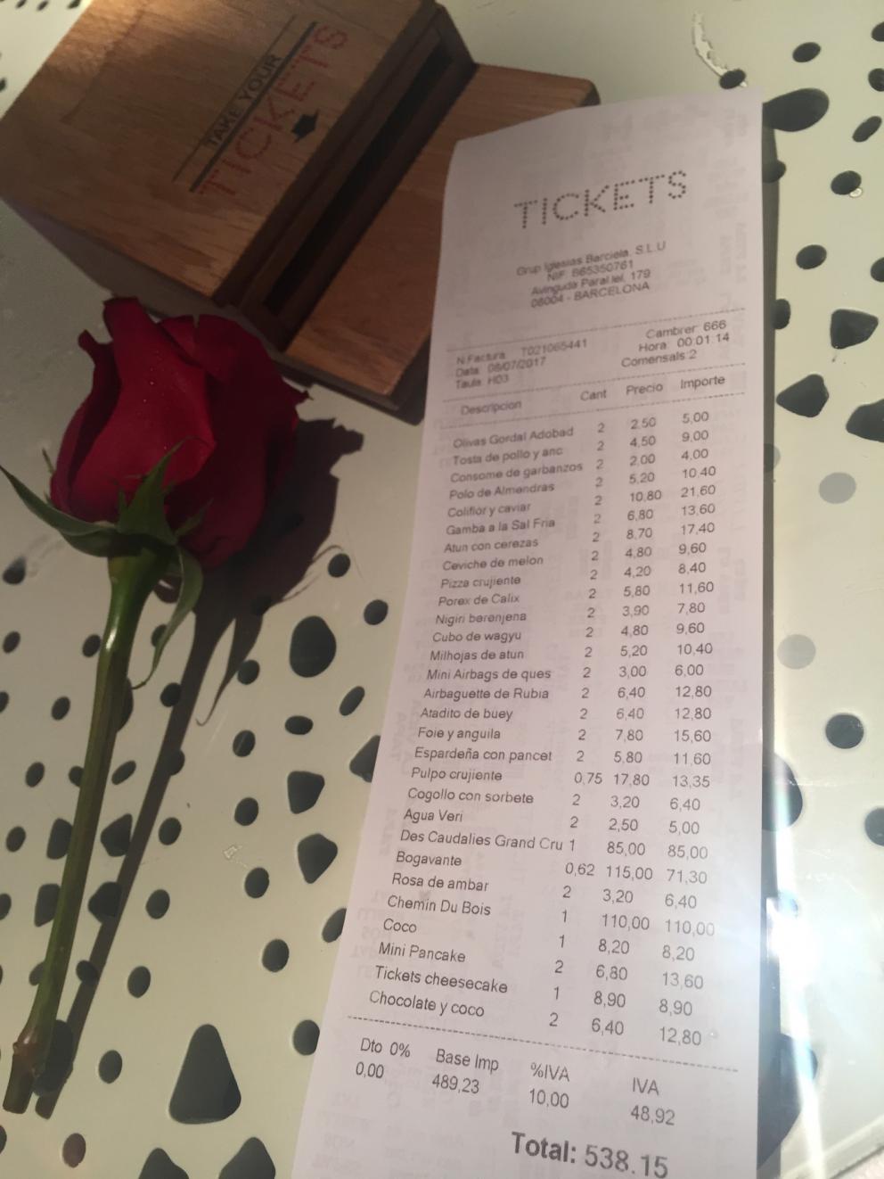 Galleria fotografica






Consommè de garbanzos. Prima che cominci il menu degustazione, viene portata al tavolo una bottiglia di vetro contenente del brodo freddo di ceci (in alto a destra). Ventitrè piatti dopo, alla fine del percorso "salato", verrà versato, in un bicchierino da grappa, del brodo caldo di jamon iberico da una teiera. Sopra ancora, la schiuma del brodo di ceci. Un caldo-freddo speciale (foto @ticketsbar instagram)









Tosta de pollo y anchoa. Primo piatto: toast di pelle di pollo con lisca di acciuga. A lato, una crema di acciughe composta da burro e pasta di acciughe









Olive Gordal. Uno dei simboli della saga Adrià: le olive sono immerse in un liquido d'olio extravergine d'oliva, cannella, buccia di limone e anice stellato. Si tirano su con un cucchiaino forato, si poggiano su una conchiglia di legno a lato e da qui in bocca. Gordal è una varietà dall'Andalusia









Prima preparazione rifinita al tavolo: Polo de almendras









Polo de almendras è uno stecco di gelato al latte di mandorle, spennellato sul posto con olio d'oliva e cosparso con granelle di mandorle, fiori di sambuco e sale. E' servito su un piatto con cubetti di ghiaccio. Dolce(salato) e gelato all'inizio del pasto e non alla fine, uno schema molto Adrià









Coliflor y caviar. Ganache di cavolfiore e caviale russo Schrenkii









Gamba a la sal fría. Gamberi marinati nel tè Lapsang Souchong con zest di bergamotto. Sono serviti su un vassoio con "neve di sale" per ricordare il ghiaccio tipico di un mercato del pesce









Atún con cerezas. Tonno e ciliegia: ventresca di tonno confit in grasso di prosciutto, accompagnata da una ciliegia affumicata (senza nocciolo)









Ceviche de melón cantaloup. Ceviche di melone cantalupo con succo di lime, coriandolo e leche de tigre di kumquat. Servito con kumquat, olio di coriandolo e neve di kumquat. Citrico alla terza









Pizza crujiente. La "pizza" di Tickets: millefoglie di regañà (torta di pane croccante di origini andaluse), stracciatella, bottarga e fichi









Porex de Calix. Marshmallow di dashi ripieno di crema acida e sormontato da caviale di Kalix, uova rosse svedesi di coregone, dalle note dolci ed eleganti









Nigiri de berenjena. Nigiri di melanzana









Cubo de wagyu. Cubo di chips di patata croccante con sopra una tartare di wagyu trattata con olio, sale, senape di Digione, uova e pepe. Una magnifica tapa da circa 2 cm per lato, che ricorda le battute al coltello della tradizione piemontese









Milhojas de atún. Millefoglie di tonno: millefoglie di patata e alga nori. In cima, tartare di tonno leggermente piccante con crema di avocado









Miniairbag de queso. Miniairbag di spuma di formaggio manchego, caviale di nocciola e polvere di buccia di nocciole









Airbaguette de rubia gallega: grissino-baguette vuoto avvolto da fettine di "prosciutto" marinato di rubia gallega, pregiata razza bovina galiziana









Encerradito de buey: involtino di ravioli di avocado con dentro granciporro con maionese di peperoncino chipotle e gelatina di coriandolo. Sotto c'è del pane sardo guttiau, sopra dei semi di chia. Un assaggio cremoso, grasso e vegetale in due bocconi magnifici









Foie y anguila. Foie gras d'anatra di Mitteault ripieno di anguilla avvolta in alga nori









Espardeña con panceta. Cetriolo di mare con la sua pelle fritta e wasabi, sopra una striscia di pancetta di prosciutto Joselito. Forse l'unico punto di domanda









Pulpo crujiente. Octopus tenero in panko (pangrattato giapponese piccante) croccante, accompagnato da cetrioli baby pickled









Cogollo con sorbete. Seconda preparazione rifnita al tavolo: cuore di lattuga accompagnato dal suo sorbetto ghiacciato con zest di rafano









Bogavante. Astice. L'unica non-tapa di tutto il percorso









Arriva il calice col Consommé freddo di ceci che rimane spumoso in cima e, sotto, il brodo caldo di jamon iberico (vedi prima slide)









Ci si alza dal tavolo e si va alla Dolça di Tickets, l'ambiente in cui si chiude il percorso coi dessert (foto elequipocreativo)









L'accoglienza nella Dolça? Una rosa che regge la sfera rosa: lychees e fragola









Coco. Gelatina di cocco, sorbetto al lime e cocco e acqua di curry









La celebre Cheesecake di Tickets. La buccia della "toma" a sinistra è composta da cioccolato bianco e crema di nocciole. Nel ripieno, una favolosa crema di brie. Accanto, biscotti di nocciole. Un carrello di formaggi trasformato in dessert









Mini pancake. Terza preparazione al tavolo: pancake croccante alla fragola e spuma di panna montata congelata









Chocolate y coco. Cioccolato e crema di frutto della passione con gelato alle nocciole (foto @ticketsbar instagram)






