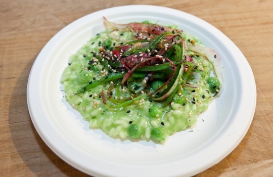 Galleria fotograficaCoda fuori dallo showroom Agape, via Statuto 12, per il piatto di Andrea BertonIl piatto di Berton:&nbsp;Focaccia di Recco con controfiletto di manzo crudo e composta di pomodoro piccanteAndrea BertonArclinea, corso Monforte 28: si preparano i fratelli&nbsp;Christian e Manuel Costardi, cuochi del ristorante Cinzia di VercelliL'imbuto di metallo per infilare il risotto nel barattolo warholiano. Alle spalle di Christian Costardi, Giulia Corradetti di Magenta BureauCostardi&rsquo;s tomato rice (omaggio a Andy Warhol)Manuel e ChristianLa gente godeCesar in via Larga 23, presidiato da&nbsp;Giovanni Ruggieri del ristorante RefettorioGiovanni Ruggieri con la sua&nbsp;Crema di patate con tarassaco all&rsquo;aceto di moscato, asparagi e salsa al crescioneGiovanni RuggieriTutti da Dada in via Larga, angolo piazza Santo Stefano, per&nbsp;Fabio Pisani e Alessandro Negrini di Aimo e NadiaFabio PisaniSpaghetti di Benedetto Cavalieri in cous cous con mozzarella di bufala campana, pomodori pugliesi &ldquo;al filo&rdquo; e profumo di limoni della CostieraLa granelle di cous cous &egrave; ricavata da spaghettoni frullati a crudoDa De Longhi, via Borgogna 8, c'&egrave; Alice Delcourt dell'Erba BruscaAlice DelcourtUltimo giro d'olio per il&nbsp;Cous cous speziato con erbe aromatiche, albicocche e zuccaMatteo Torretta ha cucinato allo Scavolini Store di piazza MissoriA destra Matteo Torretta, chef de Al V Piano di MilanoSotto al minipimer,&nbsp;Finto risotto di finocchi al sentore di sambucaLa spuma &egrave; di sambucaMatteo TorrettaDa Valcucine, corso Garibaldi 99, c'&egrave; il Ratan&agrave; di MilanoCesare Battisti, boss del Ratan&agrave;