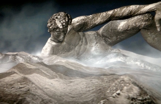 Galleria fotografica






Le prove generali








Prove del primo atto: al centro, il Bonsai di pica-pica


















Comincia la nostra esperienza: occhio all'indirizzo del centro Arts Santa Monica








Fuori staziona il van di Girona con tutto il nécessaire commestibile








Dentro, la targa coi ringraziamenti a tutti coloro che hanno lavorato al progetto








Per arrivare al set dell'opera si attraversa una mostra che proietta in oblò teaser coi motivi anticipatori di quel che troveremo dentro








Un altro teaser








Il set prima delle trasmissioni













Si parte








Una spirale ci introduce al viaggio








Al centro del tavolo, nascosto tra bonsai (un classico rochiano), pica-pica di bon bon rappresentativi di vari paesi: cevice peruviano, guacamole messicano, cous-cous marocchino...








Commensali spiazzati








Il sogno ha inizio: l'atto primo mette in tavola la Luna, sfere di tartufo bianco e nero con distillato terrestre








Intorno, un video di Franc Aleu, le musiche di Luca Francesconi e il tableware di Taller Luesma Vega








La luna








Atto secondo: lo spazio








Piatto dello spazio: aria di fichi di Cap de Creus








C'è un calice diverso per ogni atto: si passa dal cava agli champagne, dall'Armagnac ai Rioja a semplici gocce di distillati, versati anche sulla mano








Intorno, un altro splendido 3D di Franc Aleu, con le musiche di Sergi Caballero, Pedro Alcade








E' l'ofiuco, il tredicesimo segno zodiacale, tema del terzo atto













Atto quarto: Under the Sea, il set  diventa uno scenario sottomarino (vedi video 1)













E a tavola arriva una composizione golosissima di piatti di mare, servita in sculture di Pere Gifre e Dani Molina: vellutata di ricci grigliati, anemoni impanati, parmentier di octopus, marinata di frutti di mare e cirripedi













Tra un atto e l'altro, la voce calma di Josep Roca


















Atto Quinto, il Giardino delle Esperidi, dal sapore orientale: nel piatto, un fiore Mandala con limone, curry, bietole, mango, cocco, finocchio, yogurt, cannella, cardamomo, menta, zenzero, pepe, fiori, carciofi e agnello





