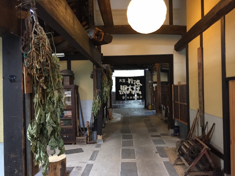 Galleria fotograficaKobe, un milione e mezzo di abitanti, &egrave; la capitale tranquilla della prefettura giapponese di Hyogo, a sua volta inserita nella macro-regione di Kansai, raggiungibile dall&rsquo;aeroporto internazionale di Osaka. Kobe dista da Osaka un&rsquo;oretta di macchina e 23 minuti di Shinkansen, i treni ad alta velocit&agrave; del Giappone. La tratta Kobe-Tokyo, circa 550 chilometri, si percorre in appena 2 ore e mezza
La prefettura di Hyogo - divisa nelle 4 province di Settsu (Kobe), Harima, Tamba e Tajima - unisce due coste: il mare del Giappone e il mare di Seto nel Pacifico a sud. Il suo simbolo &egrave; il castello di Himeji, patrimonio mondiale dell&rsquo;umanit&agrave; Unesco, eretto nel 1601. Tra poche settimane, tutt&rsquo;attorno, cominceranno a fiorire i ciliegi, uno spettacolo molto atteso&nbsp;(foto&nbsp;dronestagr.am)
La fama di Kobe accrebbe nel 1868 quando venne aperto il porto, che oggi dialoga con 500 altri porti di 130 paesi nel mondo. &Egrave; una tappa popolare per le navi da crociera. Kobe &egrave; un centro importante per le industrie pesanti e l&rsquo;acciaio: tra le altre, Kawasaki, Mitsubishi e Toshiba (foto seanews)

&nbsp;
Uno dei poli&nbsp;gastronomici pi&ugrave; vivaci di Kobe &egrave; sotterraneo, nel centro commerciale di Sogo. Decine di isole curatissime, con prodotti gastronomici di ogni genere. In primis, esercizi di patisserie e chocolaterie, una replica perfetta dei modelli francesi
Il pane &egrave; un simbolo importante per la gastronomia di Kobe, per i locali e per gli expat, circa 40mila residenti da tutto il mondo
I macaron, molto popolari nella Kobe bene
Passiamo alle meraviglie della gastronomia giapponese autentica: sempre sotto al centro commerciale Sogo, drappi di tessuto tinti con ideogrammi nascondono gli ingressi di piccole tavole a conduzione familiare, come questo teppanyiaki. Quattro tavoli in tutto, ognuno con piastra, per arroventarsi qualsiasi cosa. Nel nostro caso, soba meshi (noodle fritti con carne) e okonomiyaki, sorta di frittata. Vietato indossare maglioni pregiati
Nel centro di Kobe spunta anche una vivace Chinatown. Sono forti i legami commerciali tra la citt&agrave; giapponese e l&rsquo;isola cinese (con ambizioni irredentiste) di Taiwan
Le relazioni tra Kobe e Taiwan si sono rafforzate anche per un tragico destino comune: le calamit&agrave; naturali. Il terremoto di Kobe del 17 gennaio 1995 provoc&ograve; 6.400 vittime e 40mila feriti, danneggiando oltre 240mila palazzi. Nella foto, la prima sede del ristorante di cucina tradizionale Matsunoya dopo il sisma
Il ristorante Matsunoya &egrave; rinato in una nuova sede. Gli abbiamo dedicato un post
La chiusura del menu kaiseki del Matsunoya: t&egrave; matcha frullato per qualche secondo con canne di bamb&ugrave;, una preparazione molto popolare
Siamo accolti nel quartier generale della prefettura di Hyogo dal governatore in persona, il signor Toshizo Ido (nella foto, a destra). &laquo;Volevamo ringraziarvi anche per la nostra formidabile&nbsp;esperienza all&rsquo;Expo&raquo;, ci ha detto
I vasi di tulipani nel giardino della residenza del governatore di Hyogo
Dove comprare coltelli da cucina a Kobe? Coltelleria Kireaji-no-le, sulla Moto manchi dori, strada popolare per lo shopping
Con la pluri-premiata macelleria Moriya, passiamo al simbolo per cui la citt&agrave; portuale &egrave; famosa nel mondo: la carne di Kobe. Ottenuta da vitelli purosangue Tajima, vengono cresciuti per due anni negli allevamenti di Hyogo. Sulle sue caratteristiche di marmorizzazione abbiamo parlato diverse volte&nbsp;nei giorni di Expo. La curiosit&agrave; che non sapevamo &egrave; che fino al 1868, l&rsquo;anno in cui fu aperto il porto di Kobe, nessuno in citt&agrave; mangiava carne. Furono gli inglesi a insegnare loro l&rsquo;arte della macelleria. Purtroppo non riusciremo a visitare alcun allevamento. La motivazione ufficiale? &laquo;Dovreste stare qui a Kobe per almeno 80 giorni&raquo;, ci hanno spiegato gli interlocutori di Jetro Kobe, &laquo;solo da allora la vostra composizione batterica non risulter&agrave; pi&ugrave; nociva per i nostri bovini&raquo;
La carne di Kobe &egrave; servita in 37 insegne della citt&agrave; (e 300 in tutto il Giappone). Dove andare? Da Kobe Plaisir, al 2-11-5 della Shimoyamate, quartiere Chuo-ku
La lavagna del menu del ristorante Kobe Plaisir, un inno alla carne pi&ugrave; ambita del mondo
Lo chef del teppanyiaki, la spettacolare griglia di Kobe Plaisir
Sul suo vassoio, due meravigliose entrec&ocirc;te di carne di Kobe. Rosolate ai lati, rosse dentro, si squaglieranno in bocca
Impossibile chiedere una tartare di Kobe: vietate
Sulla griglia il ragazzo abbrustolir&agrave; anche cipolle, funghi, melanzane e rape
Comincia il tour lontano da Kobe, a caccia delle altre bont&agrave; della prefettura di Hyogo. Iniziamo dal miso dell&rsquo;azienda centenaria Rokko di Ashya. Se in Italia dici miso, pensi a un prodotto unico. Ma, cos&igrave; come non esiste &ldquo;la birra&rdquo; o il &ldquo;vino&rdquo;, cos&igrave; dobbiamo abituarci a pluralizzare un genere che l&rsquo;Occidente ingenuamente interpreta spesso come singolare. Esistono infinite variet&agrave; di miso, a seconda delle tecniche di lavorazione (bollitura in acqua o a vapore del riso), del tipo di ingredienti utilizzati (riso, ma anche segale o grano, che poi vengono uniti a fagioli neri di soia cotti) e dell&rsquo;arco temporale di fermentazione
A tavola, l&rsquo;impiego del miso non &egrave; limitato, come crediamo in Italia, alla sola zuppa in apertura del pasto (o alla fine delle maratone: gli atleti la bevono subito per sciogliere i muscoli induriti dai chilometri): la letteratura gastronomica giapponese abbonda di marinature di carne e pesce e dessert
Il futuro miso &egrave; messo a fermentare per due anni pressato da massi rocciosi, sotto al pavimento dell&rsquo;azienda Rokko. Questi miso sono pregiati perch&eacute; la loro salinit&agrave; &egrave; molto inferiore rispetto agli stessi simili pi&ugrave; cheap
Asakuro sansho (pepe), messo sotto alcol. &Egrave; uno dei prodotti pi&ugrave; interessanti che abbiamo trovato nella prefettura di Hyogo: lo abbiamo trovato nell&rsquo;entroterra di Yabu, nelle vicinanze di una frequentata pista di sci. Detto anche &ldquo;diamante verde&rdquo;, il suo frutto crudo esprime una marcata nota citrica che anestetizza piacevolmente la lingua per qualche minuto
Il pepe Asakuro si raccoglie nell&rsquo;ultima settimana di maggio, quando tutte le famiglie di Yabu e dintorni &ndash; anziani inclusi &ndash; scuotono 5.500 alberelli, percorsi da una frenetica energia. Longino & Cardenal sta per importarlo in Italia. Scommettiamo fin da ora sul dilagare del prodotto nei menu d&rsquo;autore
Carne di manzo di Tajima al pepe Asakuro con salsa di soia al vino rosso. Sul retro, verdure croccanti. Ci &egrave; stato servito al ristorante&nbsp;La Riviere di Yabu
Un formidabile tris di cr&egrave;me br&ucirc;l&eacute;e, ancora al ristorante La Riviere. L&rsquo;ortodossia del dessert &egrave; solo apparente perch&eacute; ogni tazzina &egrave; spinta da un&rsquo;aromatizzazione speciale: nell&rsquo;ordine da sinistra a destra, t&egrave; matcha, pepe Asakuro e zenzero
Media scatenati con gli ospiti italiani al ristorante La Riviere&hellip;.
&hellip;ci accoglie anche il sindaco di Yabu&hellip;
&hellip;e i risultati arrivano il giorno dopo: con l&rsquo;autore di questo dossier c&rsquo;erano Felice Lo Basso, chef del ristorante Unico di Milano e Riccardo Uleri, ceo di Longino & Cardenal
Intermezzo serale: verdura&hellip;
&hellip; e carne, da piastrare sul teppanyiaki, naturalmente
Tappa successiva: andiamo alla scoperta dei pregiati fagioli neri di soia (tambaguro) nella provincia di Tamba (guro=fagioli). Nella foto, l&rsquo;ingresso dell&rsquo;azienza Odagakishouten di Sasayama, fondata 180 anni fa
