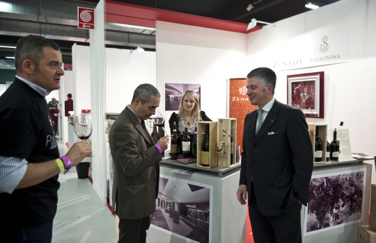 Galleria fotograficaAl centro Davide Oldani del D'O di Cornaredo (Milano) con Oliviero Toscani, fotografo e produttore di vinoGuffanti, storici affinatori di formaggi ad Arona (Novara)Lo spazio espositivo di Acqua Panna e S. Pellegrino. Le illustrazioni sono firmate da Gianluca BiscalchinPastificio dei CampiSelecta, un recinto di bont&agrave; firmate anche da Michele Rotondo, chef della Masseria Petrino di Palagianello (Taranto)Brindisi con Birra Moretti Grand Cru. A destra si riconosce Simone Padoan dei Tigli di San Bonifacio (Verona)Le alchimie pastaiole di Davide Scabin del Combal.Zero di Rivoli (Torino) allo stand FelicettiGrana Padano superstarMassimo Spigaroli dell'Antica Corte Pallavicina di Polesine Parmense (Parma), produttore di un leggendario culatello