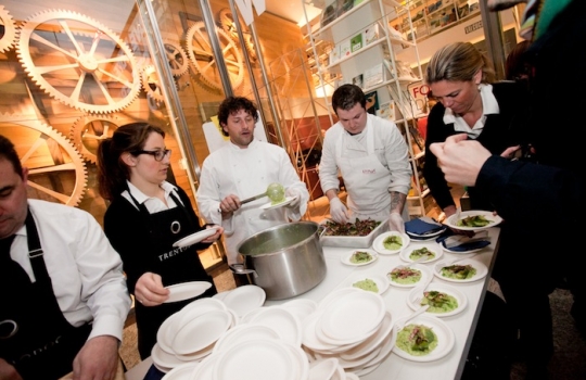 Galleria fotograficaCoda fuori dallo showroom Agape, via Statuto 12, per il piatto di Andrea BertonIl piatto di Berton:&nbsp;Focaccia di Recco con controfiletto di manzo crudo e composta di pomodoro piccanteAndrea BertonArclinea, corso Monforte 28: si preparano i fratelli&nbsp;Christian e Manuel Costardi, cuochi del ristorante Cinzia di VercelliL'imbuto di metallo per infilare il risotto nel barattolo warholiano. Alle spalle di Christian Costardi, Giulia Corradetti di Magenta BureauCostardi&rsquo;s tomato rice (omaggio a Andy Warhol)Manuel e ChristianLa gente godeCesar in via Larga 23, presidiato da&nbsp;Giovanni Ruggieri del ristorante RefettorioGiovanni Ruggieri con la sua&nbsp;Crema di patate con tarassaco all&rsquo;aceto di moscato, asparagi e salsa al crescioneGiovanni RuggieriTutti da Dada in via Larga, angolo piazza Santo Stefano, per&nbsp;Fabio Pisani e Alessandro Negrini di Aimo e NadiaFabio PisaniSpaghetti di Benedetto Cavalieri in cous cous con mozzarella di bufala campana, pomodori pugliesi &ldquo;al filo&rdquo; e profumo di limoni della CostieraLa granelle di cous cous &egrave; ricavata da spaghettoni frullati a crudoDa De Longhi, via Borgogna 8, c'&egrave; Alice Delcourt dell'Erba BruscaAlice DelcourtUltimo giro d'olio per il&nbsp;Cous cous speziato con erbe aromatiche, albicocche e zuccaMatteo Torretta ha cucinato allo Scavolini Store di piazza MissoriA destra Matteo Torretta, chef de Al V Piano di MilanoSotto al minipimer,&nbsp;Finto risotto di finocchi al sentore di sambucaLa spuma &egrave; di sambucaMatteo TorrettaDa Valcucine, corso Garibaldi 99, c'&egrave; il Ratan&agrave; di MilanoCesare Battisti, boss del Ratan&agrave;Il Risotto con verdure e erbe di primavere fresche, cotte e croccanti di Battisti