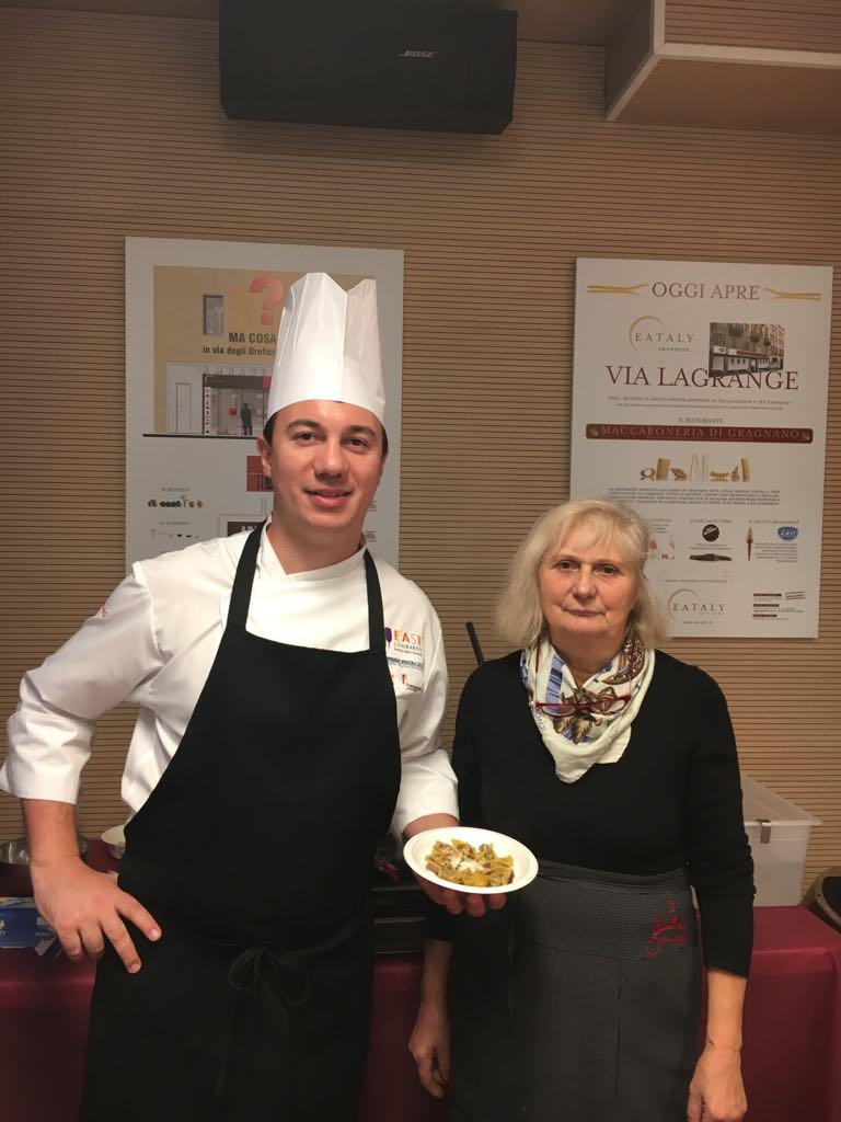 Galleria fotografica






Al centro Vanni Bottura e Marzia Gandellini di Genuitaly. Sono con Federico Kaus e Daniela Sasso, che curano il servizio del piatto









Samuel Perico mentre prepara i casoncelli






