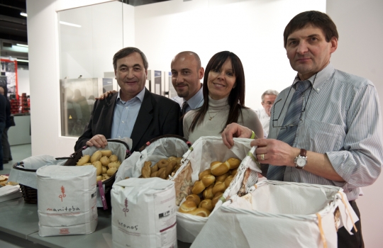 Galleria fotograficaAl centro Davide Oldani del D'O di Cornaredo (Milano) con Oliviero Toscani, fotografo e produttore di vinoGuffanti, storici affinatori di formaggi ad Arona (Novara)Lo spazio espositivo di Acqua Panna e S. Pellegrino. Le illustrazioni sono firmate da Gianluca BiscalchinPastificio dei CampiSelecta, un recinto di bont&agrave; firmate anche da Michele Rotondo, chef della Masseria Petrino di Palagianello (Taranto)Brindisi con Birra Moretti Grand Cru. A destra si riconosce Simone Padoan dei Tigli di San Bonifacio (Verona)Le alchimie pastaiole di Davide Scabin del Combal.Zero di Rivoli (Torino) allo stand FelicettiGrana Padano superstarMassimo Spigaroli dell'Antica Corte Pallavicina di Polesine Parmense (Parma), produttore di un leggendario culatello
