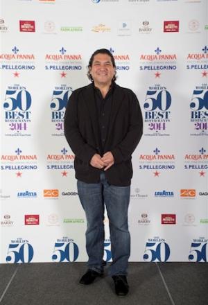 Galleria fotografica






Il gonfalone della World's 50Best








Massimo Bottura e la moglie Lara, terzo alla fine








Massimo Bottura








Selfie di Spagna: da sinistra, la giornalista Lara Rivas, Quique Dacosta, Joan Roca e Andoni Luis Aduriz








Massimo e Lara Bottura








Jordi, Joan e Josep Roca, retrocessi al secondo posto con il loro Celler de Can Roca di Girona





