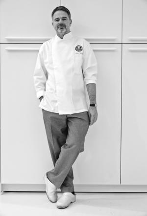 Galleria fotograficaFulvio Pierangelini, a lungo chef del Gambero Rosso di San Vincenzo (Livorno)La celebre Passatina di ceci con gamberi di Fulvio Pierangelini (qua il racconto integrale della lezione)Davide Scabin, chef del Combal.Zero di Rivoli (Torino)Il cyber egg di Davide Scabin, piatto simbolo del cuoco piemontesePasta salad di Davide ScabinVittorio Fusari, Dispensa Pane e Vini ad Adro (Brescia)L&rsquo;Interpretazione dell&rsquo;agnello di Alpago di Vittorio FusariLa pecora con gli occhiali della Val di Fanes, Vittorio FusariVirgilio Martinez, ristorante Central, Lima, Per&ugrave;
&nbsp;Capasanta, ka&ntilde;ihua&nbsp;di Ayaviri, emulsione di camu-camu di Virgilio MartinezErba andina/patata essiccata a 3mila metri, cacao amazzonico e giardino di Virgilio MartinezMeryem Cherkaoui de La Maison du Gourmet di Casablanca, MaroccoVongole allo zafferano in brodo con sapori marocchini, mandorle, fave e croccante di&nbsp;Meryem CherkaouCarlos Garcia, chef del ristorante Alto di Caracas, VenezuelaOssobuco nero con ossobuco di patata e soffritto criollo di Carlos GarciaLingua di cacao, Carlos GarciaOstrica di pomodoro di&nbsp;Roberta Sudbrack del ristorante Sudbrack di Rio de Janeiro (Brasile)Enrique Olvera, Pujol, Citt&agrave; del Messico, MessicoPlatano, ralladura di macadamia,&nbsp;hierba buena e crema di agrumi di Enrique OlveraMassimiliano e Valentino Marcattilii, San Domenico di Imola (Bologna)Uovo in raviolo di Valentino Marcattilii, grande classico della cucina italianaMagnus Nilsson, ristorante F&auml;viken, J&auml;rpen, SveziaUova di trota servite in una crosta calda di sangue di maiale disidratato di Magnus NilssonErnesto Iaccarino, Don Alfonso 1890, Sant&rsquo;Agata sui Due Golfi (Salerno)Nudi di ricotta in ristretto di cappone di mare con infusione di verbena odorosa e zest di limone, Ernesto IaccarinoArnaud Daguin, H&eacute;gia, Hasparren, FranciaPoularde guascona cotta sulla pelle, con porri di Cervere e altre verdure di stagione, Arnaud DaguinZuppa due strati di lenticchie bionde di Saint-Flour, Arnaud DaguinCarlo Cracco, ristorante Cracco, MilanoRigatoni di peperoni e acciuga di Carlo CraccoGnocchi di patate dorati con schie e spinaci, Carlo CraccoNicolas Darguilhem, Le Neptune, Bruxelles, BelgioPorro gratinato e in salsa alla birra, Nicolas Darguilhem