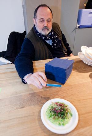 Galleria fotograficaCoda fuori dallo showroom Agape, via Statuto 12, per il piatto di Andrea BertonIl piatto di Berton:&nbsp;Focaccia di Recco con controfiletto di manzo crudo e composta di pomodoro piccanteAndrea BertonArclinea, corso Monforte 28: si preparano i fratelli&nbsp;Christian e Manuel Costardi, cuochi del ristorante Cinzia di VercelliL'imbuto di metallo per infilare il risotto nel barattolo warholiano. Alle spalle di Christian Costardi, Giulia Corradetti di Magenta BureauCostardi&rsquo;s tomato rice (omaggio a Andy Warhol)Manuel e ChristianLa gente godeCesar in via Larga 23, presidiato da&nbsp;Giovanni Ruggieri del ristorante RefettorioGiovanni Ruggieri con la sua&nbsp;Crema di patate con tarassaco all&rsquo;aceto di moscato, asparagi e salsa al crescioneGiovanni RuggieriTutti da Dada in via Larga, angolo piazza Santo Stefano, per&nbsp;Fabio Pisani e Alessandro Negrini di Aimo e NadiaFabio PisaniSpaghetti di Benedetto Cavalieri in cous cous con mozzarella di bufala campana, pomodori pugliesi &ldquo;al filo&rdquo; e profumo di limoni della CostieraLa granelle di cous cous &egrave; ricavata da spaghettoni frullati a crudoDa De Longhi, via Borgogna 8, c'&egrave; Alice Delcourt dell'Erba BruscaAlice DelcourtUltimo giro d'olio per il&nbsp;Cous cous speziato con erbe aromatiche, albicocche e zuccaMatteo Torretta ha cucinato allo Scavolini Store di piazza MissoriA destra Matteo Torretta, chef de Al V Piano di MilanoSotto al minipimer,&nbsp;Finto risotto di finocchi al sentore di sambucaLa spuma &egrave; di sambucaMatteo TorrettaDa Valcucine, corso Garibaldi 99, c'&egrave; il Ratan&agrave; di MilanoCesare Battisti, boss del Ratan&agrave;Il Risotto con verdure e erbe di primavere fresche, cotte e croccanti di BattistiTutti insieme appassionatamente