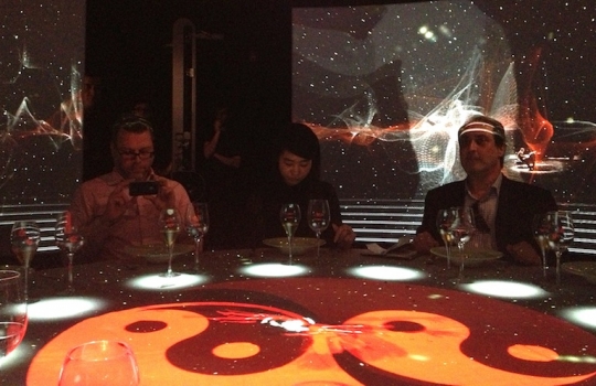 Galleria fotografica






Le prove generali








Prove del primo atto: al centro, il Bonsai di pica-pica


















Comincia la nostra esperienza: occhio all'indirizzo del centro Arts Santa Monica








Fuori staziona il van di Girona con tutto il nécessaire commestibile








Dentro, la targa coi ringraziamenti a tutti coloro che hanno lavorato al progetto








Per arrivare al set dell'opera si attraversa una mostra che proietta in oblò teaser coi motivi anticipatori di quel che troveremo dentro








Un altro teaser








Il set prima delle trasmissioni













Si parte








Una spirale ci introduce al viaggio








Al centro del tavolo, nascosto tra bonsai (un classico rochiano), pica-pica di bon bon rappresentativi di vari paesi: cevice peruviano, guacamole messicano, cous-cous marocchino...








Commensali spiazzati








Il sogno ha inizio: l'atto primo mette in tavola la Luna, sfere di tartufo bianco e nero con distillato terrestre








Intorno, un video di Franc Aleu, le musiche di Luca Francesconi e il tableware di Taller Luesma Vega








La luna








Atto secondo: lo spazio








Piatto dello spazio: aria di fichi di Cap de Creus








C'è un calice diverso per ogni atto: si passa dal cava agli champagne, dall'Armagnac ai Rioja a semplici gocce di distillati, versati anche sulla mano








Intorno, un altro splendido 3D di Franc Aleu, con le musiche di Sergi Caballero, Pedro Alcade








E' l'ofiuco, il tredicesimo segno zodiacale, tema del terzo atto













Atto quarto: Under the Sea, il set  diventa uno scenario sottomarino (vedi video 1)













E a tavola arriva una composizione golosissima di piatti di mare, servita in sculture di Pere Gifre e Dani Molina: vellutata di ricci grigliati, anemoni impanati, parmentier di octopus, marinata di frutti di mare e cirripedi













Tra un atto e l'altro, la voce calma di Josep Roca


















Atto Quinto, il Giardino delle Esperidi, dal sapore orientale: nel piatto, un fiore Mandala con limone, curry, bietole, mango, cocco, finocchio, yogurt, cannella, cardamomo, menta, zenzero, pepe, fiori, carciofi e agnello










