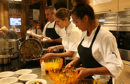 Galleria fotografica






Giuseppe Rambaldi del Combal.Zero, in sostituzione dello chef Davide Scabin, Mario Batali, Babbo e tanto altro a New York e Cesare Battisti, Ratanà a Milano








Ravioli gamberi e basilico con burro e zucca di Mario Batali








Penne con crema di peperoni di Cesare Battisti








Riccardo Felicetti e Pavia Rosati








Mario Batali e Alex Pilas, responsabile delle cucine di Eataly New York








Moreno Cedroni, ristorante Madonnina del Pescatore di Senigallia (Ancona) e Dave Pasternack, Esca a New York City








Baccalà e lepre in salsa di lamponi di Moreno Cedroni








Crudo con mele e rape di Dave Pasternack








Alessandra Rotondi, Moreno Cedroni e il suo sous chef Luca Abbadir








Berlucchi nei calici








I protagonisti della cena del primo giorno in Birreria di Eataly: Alex Pilas, Carlo Cracco, Matteo Monti, Mauro Uliassi, Giuseppe Rambaldi, Cesare Battisti, Mark Ladner, Katia Delogu, Mario Batali e Claudio Ceroni di Magenta Bureau








Appuntamento al buio, il dessert di Katia Delogu








Sala piena sul tetto di Eataly








Batali fotografa Massimo Bottura e Daniel Boulud, protagonisti della prima lezione del secondo giorno








Massimo Bottura, Sara Peirone di Lavazza e Paolo Marchi








Batali, Boulud, Bottura








Massimo Bottura, il suo secondo Takahiko Kondo e il neo-cuoco di Taglio a Milano Domenico Della Salandra








L'Uovo in gelatina di Daniel Boulud








Sara Jenkins, Porcena a New York e Mauro Uliassi, Uliassi a Senigallia (Ancona)








Audience attenta e divertita








Spaghettoni al pomodoro (di ogni colore e gusto, sei o sette tipi diversi) di Sara Jenkins








I Gamberi crudi in crema di pomodori e prugne di Mauro Uliassi








 Con Claudio Ceroni di Magenta Bureau, i protagonisti della seconda cena alla Birreria di Eataly. Da sinistra: Massimo Bottura, Moreno Cedroni, Cesare Battisti, Viviana Varese, Lidia Bastianich, Katia Delogu, Fortunato Nicotra e Alex Pilas








Mark Ladner, Joe Bastianich e Carlo Cracco








Fortunato Nicotra








Il benvenuto della cena di Cesare Battisti: Mondeghili in cartoccio, Mini risotto alla Milanese al salto con ossobuco e Pop corn di Grana Padano al Lambrusco








Caprese di astice, l'antipasto di Fortunato Nicotra








Pasta o patata? il piatto di Massimo Bottura








Guazzetto "al forno" di molluschi e crostacei, sentori di anice stellato, il secondo di pesce di Moreno Cedroni








Esplosione di colori: Manzo croccante cotto in Birra Moretti, cavolfiore e gel di sottaceti ed erbe aromatiche, il secondo di carne di Viviana Varese








In chiusura, di nuovo il dolce di Katia Delogu








Carlo Cracco, ristorante Cracco a Milano e Matthew Lightner, Atera a New York, entrambi due stelle Michelin








Spaghetti alla chitarra con impasto di riso, bolliti e conditi con caviale Calvisius di Carlo Cracco








Carlo Cracco, Paolo Marchi e Matthew Lightner








Jeremy Bearman, Rouge Tomate a New York e Viviana Varese, presto a Eataly Milano








Melanzana, Grana Padano e Pomodoro, il piatto della lezione di Viviana Varese








Gnudi alle erbe con tartufo e sedano rapa di Jeremy Bearman





