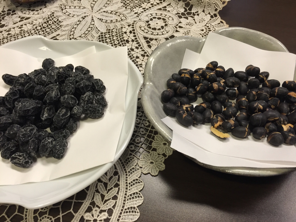 Galleria fotograficaKobe, un milione e mezzo di abitanti, &egrave; la capitale tranquilla della prefettura giapponese di Hyogo, a sua volta inserita nella macro-regione di Kansai, raggiungibile dall&rsquo;aeroporto internazionale di Osaka. Kobe dista da Osaka un&rsquo;oretta di macchina e 23 minuti di Shinkansen, i treni ad alta velocit&agrave; del Giappone. La tratta Kobe-Tokyo, circa 550 chilometri, si percorre in appena 2 ore e mezza
La prefettura di Hyogo - divisa nelle 4 province di Settsu (Kobe), Harima, Tamba e Tajima - unisce due coste: il mare del Giappone e il mare di Seto nel Pacifico a sud. Il suo simbolo &egrave; il castello di Himeji, patrimonio mondiale dell&rsquo;umanit&agrave; Unesco, eretto nel 1601. Tra poche settimane, tutt&rsquo;attorno, cominceranno a fiorire i ciliegi, uno spettacolo molto atteso&nbsp;(foto&nbsp;dronestagr.am)
La fama di Kobe accrebbe nel 1868 quando venne aperto il porto, che oggi dialoga con 500 altri porti di 130 paesi nel mondo. &Egrave; una tappa popolare per le navi da crociera. Kobe &egrave; un centro importante per le industrie pesanti e l&rsquo;acciaio: tra le altre, Kawasaki, Mitsubishi e Toshiba (foto seanews)

&nbsp;
Uno dei poli&nbsp;gastronomici pi&ugrave; vivaci di Kobe &egrave; sotterraneo, nel centro commerciale di Sogo. Decine di isole curatissime, con prodotti gastronomici di ogni genere. In primis, esercizi di patisserie e chocolaterie, una replica perfetta dei modelli francesi
Il pane &egrave; un simbolo importante per la gastronomia di Kobe, per i locali e per gli expat, circa 40mila residenti da tutto il mondo
I macaron, molto popolari nella Kobe bene
Passiamo alle meraviglie della gastronomia giapponese autentica: sempre sotto al centro commerciale Sogo, drappi di tessuto tinti con ideogrammi nascondono gli ingressi di piccole tavole a conduzione familiare, come questo teppanyiaki. Quattro tavoli in tutto, ognuno con piastra, per arroventarsi qualsiasi cosa. Nel nostro caso, soba meshi (noodle fritti con carne) e okonomiyaki, sorta di frittata. Vietato indossare maglioni pregiati
Nel centro di Kobe spunta anche una vivace Chinatown. Sono forti i legami commerciali tra la citt&agrave; giapponese e l&rsquo;isola cinese (con ambizioni irredentiste) di Taiwan
Le relazioni tra Kobe e Taiwan si sono rafforzate anche per un tragico destino comune: le calamit&agrave; naturali. Il terremoto di Kobe del 17 gennaio 1995 provoc&ograve; 6.400 vittime e 40mila feriti, danneggiando oltre 240mila palazzi. Nella foto, la prima sede del ristorante di cucina tradizionale Matsunoya dopo il sisma
Il ristorante Matsunoya &egrave; rinato in una nuova sede. Gli abbiamo dedicato un post
La chiusura del menu kaiseki del Matsunoya: t&egrave; matcha frullato per qualche secondo con canne di bamb&ugrave;, una preparazione molto popolare
Siamo accolti nel quartier generale della prefettura di Hyogo dal governatore in persona, il signor Toshizo Ido (nella foto, a destra). &laquo;Volevamo ringraziarvi anche per la nostra formidabile&nbsp;esperienza all&rsquo;Expo&raquo;, ci ha detto
I vasi di tulipani nel giardino della residenza del governatore di Hyogo
Dove comprare coltelli da cucina a Kobe? Coltelleria Kireaji-no-le, sulla Moto manchi dori, strada popolare per lo shopping
Con la pluri-premiata macelleria Moriya, passiamo al simbolo per cui la citt&agrave; portuale &egrave; famosa nel mondo: la carne di Kobe. Ottenuta da vitelli purosangue Tajima, vengono cresciuti per due anni negli allevamenti di Hyogo. Sulle sue caratteristiche di marmorizzazione abbiamo parlato diverse volte&nbsp;nei giorni di Expo. La curiosit&agrave; che non sapevamo &egrave; che fino al 1868, l&rsquo;anno in cui fu aperto il porto di Kobe, nessuno in citt&agrave; mangiava carne. Furono gli inglesi a insegnare loro l&rsquo;arte della macelleria. Purtroppo non riusciremo a visitare alcun allevamento. La motivazione ufficiale? &laquo;Dovreste stare qui a Kobe per almeno 80 giorni&raquo;, ci hanno spiegato gli interlocutori di Jetro Kobe, &laquo;solo da allora la vostra composizione batterica non risulter&agrave; pi&ugrave; nociva per i nostri bovini&raquo;
La carne di Kobe &egrave; servita in 37 insegne della citt&agrave; (e 300 in tutto il Giappone). Dove andare? Da Kobe Plaisir, al 2-11-5 della Shimoyamate, quartiere Chuo-ku
La lavagna del menu del ristorante Kobe Plaisir, un inno alla carne pi&ugrave; ambita del mondo
Lo chef del teppanyiaki, la spettacolare griglia di Kobe Plaisir
Sul suo vassoio, due meravigliose entrec&ocirc;te di carne di Kobe. Rosolate ai lati, rosse dentro, si squaglieranno in bocca
Impossibile chiedere una tartare di Kobe: vietate
Sulla griglia il ragazzo abbrustolir&agrave; anche cipolle, funghi, melanzane e rape
Comincia il tour lontano da Kobe, a caccia delle altre bont&agrave; della prefettura di Hyogo. Iniziamo dal miso dell&rsquo;azienda centenaria Rokko di Ashya. Se in Italia dici miso, pensi a un prodotto unico. Ma, cos&igrave; come non esiste &ldquo;la birra&rdquo; o il &ldquo;vino&rdquo;, cos&igrave; dobbiamo abituarci a pluralizzare un genere che l&rsquo;Occidente ingenuamente interpreta spesso come singolare. Esistono infinite variet&agrave; di miso, a seconda delle tecniche di lavorazione (bollitura in acqua o a vapore del riso), del tipo di ingredienti utilizzati (riso, ma anche segale o grano, che poi vengono uniti a fagioli neri di soia cotti) e dell&rsquo;arco temporale di fermentazione
A tavola, l&rsquo;impiego del miso non &egrave; limitato, come crediamo in Italia, alla sola zuppa in apertura del pasto (o alla fine delle maratone: gli atleti la bevono subito per sciogliere i muscoli induriti dai chilometri): la letteratura gastronomica giapponese abbonda di marinature di carne e pesce e dessert
Il futuro miso &egrave; messo a fermentare per due anni pressato da massi rocciosi, sotto al pavimento dell&rsquo;azienda Rokko. Questi miso sono pregiati perch&eacute; la loro salinit&agrave; &egrave; molto inferiore rispetto agli stessi simili pi&ugrave; cheap
Asakuro sansho (pepe), messo sotto alcol. &Egrave; uno dei prodotti pi&ugrave; interessanti che abbiamo trovato nella prefettura di Hyogo: lo abbiamo trovato nell&rsquo;entroterra di Yabu, nelle vicinanze di una frequentata pista di sci. Detto anche &ldquo;diamante verde&rdquo;, il suo frutto crudo esprime una marcata nota citrica che anestetizza piacevolmente la lingua per qualche minuto
Il pepe Asakuro si raccoglie nell&rsquo;ultima settimana di maggio, quando tutte le famiglie di Yabu e dintorni &ndash; anziani inclusi &ndash; scuotono 5.500 alberelli, percorsi da una frenetica energia. Longino & Cardenal sta per importarlo in Italia. Scommettiamo fin da ora sul dilagare del prodotto nei menu d&rsquo;autore
Carne di manzo di Tajima al pepe Asakuro con salsa di soia al vino rosso. Sul retro, verdure croccanti. Ci &egrave; stato servito al ristorante&nbsp;La Riviere di Yabu
Un formidabile tris di cr&egrave;me br&ucirc;l&eacute;e, ancora al ristorante La Riviere. L&rsquo;ortodossia del dessert &egrave; solo apparente perch&eacute; ogni tazzina &egrave; spinta da un&rsquo;aromatizzazione speciale: nell&rsquo;ordine da sinistra a destra, t&egrave; matcha, pepe Asakuro e zenzero
Media scatenati con gli ospiti italiani al ristorante La Riviere&hellip;.
&hellip;ci accoglie anche il sindaco di Yabu&hellip;
&hellip;e i risultati arrivano il giorno dopo: con l&rsquo;autore di questo dossier c&rsquo;erano Felice Lo Basso, chef del ristorante Unico di Milano e Riccardo Uleri, ceo di Longino & Cardenal
Intermezzo serale: verdura&hellip;
&hellip; e carne, da piastrare sul teppanyiaki, naturalmente
Tappa successiva: andiamo alla scoperta dei pregiati fagioli neri di soia (tambaguro) nella provincia di Tamba (guro=fagioli). Nella foto, l&rsquo;ingresso dell&rsquo;azienza Odagakishouten di Sasayama, fondata 180 anni fa
I fagioli neri di soia si coltivano da oltre 400 anni. A giugno ha inizio la semina; cento giorni dopo, da met&agrave; novembre a marzo, si estraggono dai baccelli: a novembre, una piccola parte verr&agrave; usata come edamame (i fagioli che troviamo spesso a inizio pasto in un ristorante giapponese), una gran parte finir&agrave; nella fabbrica che cominciamo a visitare
La parte pi&ugrave; interessante del processo avviene al piano superiore: su 5 tavoli tondi, squadre da 6&nbsp;operai osservano i fagioli raccolti ed essiccati uno a uno. Devono scartare quelli non sferici o bucati dagli insetti. &laquo;I fagioli neri buoni emettono un suono dolce quando rimbalzano sul tavolo&raquo;, spiegano. Sono quelli che finiranno nelle lavorazioni finali. Qualit&agrave; assoluta
