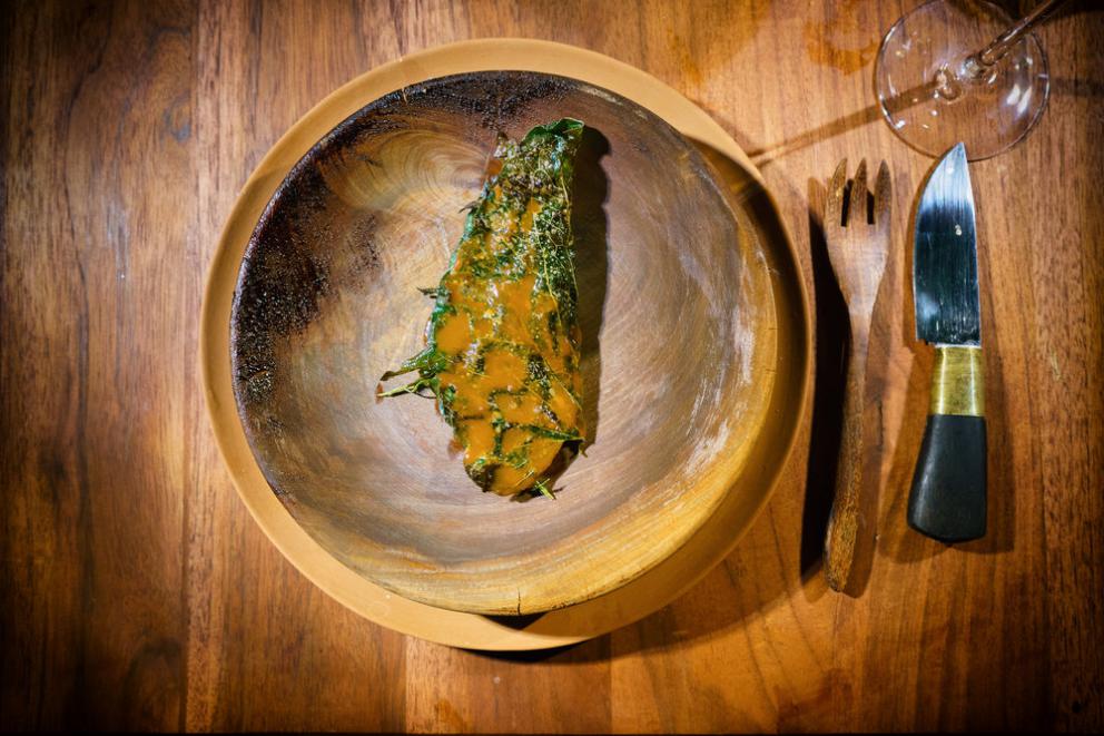 Galleria fotograficaChampagne&nbsp;Louis Roederer&nbsp;2009, Blanc de blancs
Pi&ntilde;uela e tamarindo
Pi&ntilde;uela&nbsp;e tamarindo, da vicino
Vongola regina dal golfo di California
La vongola da vicino
Saluto con pomodori disidratati e chapulines&nbsp;
Brodo freddo di masa con lime e fiori del momento
Mead, birrificio&nbsp;Escollo, stato di&nbsp;Quer&eacute;taro
Cocco giovane e caviale
Vino: Presencia Casual 2014, da uve Semillon,&nbsp;Luis-Antoine Luyt, Cile
Frutta tropicale e Chile de arbol (peperoncino Coda di topo)
Frutta locale
Ceviche di banana e olio di alghe kelp
Alga kelp gigante e michelada di cozze
Taco di spinaci Chaya&nbsp;con ostriche fresche dalla Bahia Falsa (Baja California)
Il taco da vicino
Amber ale del&nbsp;birrificio Cebia,&nbsp;Merida
Zucca grigliata per intero
Una notte sotto le stelle
Tostada con escamoles (larve di formiche)
La tostada da vicino
Birra Golden Sour del birrifico&nbsp;Wendlandt di&nbsp;Ensenada (Messico)
Polpo appena cotto in crosta di sale masa
Il polpo cotto su salsa dzikilpak
Ancora il polpo
Tortillas da Yaxunah
Altre tortillas
Epazote, pomodoro verde e mezcal
Lo chef Ren&egrave; Redzepi
Lech&oacute;n (maialino da latte)
Cerdo pel&oacute;n (maiale creolo messicano) e grano&nbsp;macinato fresco da Yaxunah
Il maiale da vicino
