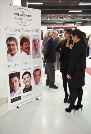 Galleria fotograficaAl centro Davide Oldani del D'O di Cornaredo (Milano) con Oliviero Toscani, fotografo e produttore di vinoGuffanti, storici affinatori di formaggi ad Arona (Novara)Lo spazio espositivo di Acqua Panna e S. Pellegrino. Le illustrazioni sono firmate da Gianluca BiscalchinPastificio dei CampiSelecta, un recinto di bont&agrave; firmate anche da Michele Rotondo, chef della Masseria Petrino di Palagianello (Taranto)Brindisi con Birra Moretti Grand Cru. A destra si riconosce Simone Padoan dei Tigli di San Bonifacio (Verona)Le alchimie pastaiole di Davide Scabin del Combal.Zero di Rivoli (Torino) allo stand FelicettiGrana Padano superstarMassimo Spigaroli dell'Antica Corte Pallavicina di Polesine Parmense (Parma), produttore di un leggendario culatelloI ragazzi di Molino Grassi