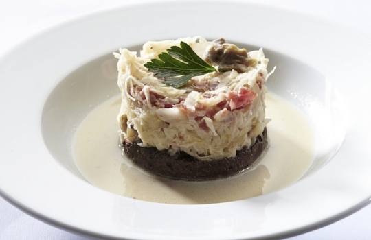 Galleria fotograficaFulvio Pierangelini, a lungo chef del Gambero Rosso di San Vincenzo (Livorno)La celebre Passatina di ceci con gamberi di Fulvio Pierangelini (qua il racconto integrale della lezione)Davide Scabin, chef del Combal.Zero di Rivoli (Torino)Il cyber egg di Davide Scabin, piatto simbolo del cuoco piemontesePasta salad di Davide ScabinVittorio Fusari, Dispensa Pane e Vini ad Adro (Brescia)L&rsquo;Interpretazione dell&rsquo;agnello di Alpago di Vittorio FusariLa pecora con gli occhiali della Val di Fanes, Vittorio FusariVirgilio Martinez, ristorante Central, Lima, Per&ugrave;
&nbsp;Capasanta, ka&ntilde;ihua&nbsp;di Ayaviri, emulsione di camu-camu di Virgilio MartinezErba andina/patata essiccata a 3mila metri, cacao amazzonico e giardino di Virgilio MartinezMeryem Cherkaoui de La Maison du Gourmet di Casablanca, MaroccoVongole allo zafferano in brodo con sapori marocchini, mandorle, fave e croccante di&nbsp;Meryem CherkaouCarlos Garcia, chef del ristorante Alto di Caracas, VenezuelaOssobuco nero con ossobuco di patata e soffritto criollo di Carlos GarciaLingua di cacao, Carlos GarciaOstrica di pomodoro di&nbsp;Roberta Sudbrack del ristorante Sudbrack di Rio de Janeiro (Brasile)Enrique Olvera, Pujol, Citt&agrave; del Messico, MessicoPlatano, ralladura di macadamia,&nbsp;hierba buena e crema di agrumi di Enrique OlveraMassimiliano e Valentino Marcattilii, San Domenico di Imola (Bologna)Uovo in raviolo di Valentino Marcattilii, grande classico della cucina italianaMagnus Nilsson, ristorante F&auml;viken, J&auml;rpen, SveziaUova di trota servite in una crosta calda di sangue di maiale disidratato di Magnus NilssonErnesto Iaccarino, Don Alfonso 1890, Sant&rsquo;Agata sui Due Golfi (Salerno)Nudi di ricotta in ristretto di cappone di mare con infusione di verbena odorosa e zest di limone, Ernesto IaccarinoArnaud Daguin, H&eacute;gia, Hasparren, FranciaPoularde guascona cotta sulla pelle, con porri di Cervere e altre verdure di stagione, Arnaud DaguinZuppa due strati di lenticchie bionde di Saint-Flour, Arnaud DaguinCarlo Cracco, ristorante Cracco, MilanoRigatoni di peperoni e acciuga di Carlo CraccoGnocchi di patate dorati con schie e spinaci, Carlo CraccoNicolas Darguilhem, Le Neptune, Bruxelles, BelgioPorro gratinato e in salsa alla birra, Nicolas DarguilhemDirky Miny, Les Brigittines, Bruxelles, Belgio