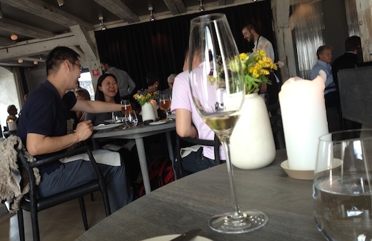 Galleria fotografica






In cammino verso il Noma. Il ristorante è al piano terra del palazzone più a sinistra. Per arrivarci dalla popolare insenatura di Nyhavn (il punto da cui è scattata la foto), occorre fare un bel giro. Ma si notano i lavori per la costruzione di un ponte. Che condurrà dritto all'insegna








Altra prospettiva sul Noma da Nyhavn. Il ristorante galleggia sulla Christianshavn, una delle tante isole artificiali che compongono Copenhagen








Di là del fiume, sulla lunga via che conduce allo spiazzo del Noma








Uno scenario molto tranquillo, di case pastello. Il silenzio è perché vanno tutti in bici













Al massimo si sente rombare qualche scafo








Il vascello davanti al Noma. Oltre a quella danese, sventolano le bandiere di Isole Far Oer e Groenlandia: le loro ambasciate sono nello stesso palazzo del ristorante. Coerenza nordica








Il retro del ristorante. L'80% delle 80 persone che lavorano al Noma viene a lavorare in bici, chef incluso








Dietro al ristorante, un'iscrizione ricorda i passeggeri scomparsi a bordo della danese Hans Hedtoft. Il transatlantico si scontrò il 30 gennaio 1959 contrò un iceberg in Groenlandia. Fu ritrovata solo una cintura di sicurezza
 








L'ingresso del ristorante, al civico 93 di Strandgade








La vista, ingresso alle spalle








Tra l'ingresso e la cucina a vista, spicca un corner di decoro simil-giapponese. A sinistra s'intravede Noma, time and place in Nordic Cuisine, edizioni Phaidon, un testo fondamentale per approfondire tutti i rivoli del Redzepi-mondo. La versione italiana si ordina qui








Una pianta di piccoli agrumi orla la cucina a vista








La porta d'ingresso vista dalla cucina








Le sedie, molto comode, sono anni Sessanta con schienali foderati di pelle di pecora, alcune più morbide di altre








I tavoli sono ampi e senza tovaglie. Attorno prevale il grigio e i colori rustici, sulle travi in legno del soffitto ma anche sulle divise dei ragazzi di sala








La finestra accanto al nostro tavolo








E' lo chef Rene Redzepi a introdurci al pasto: in un vaso di fiori danesi, l'unico pendaglio commestibile è una sorta di carta musica croccante (flatbread) di farina di malto all'aroma di ginepro. Nel piattino in basso, una deliziosa crème fraîche acida per intingerlo








Il flatbread è quello che svetta. "Ma se ci tenete, provate a mangiare anche i fiori", scherza Redzepi. Il cuoco scompare nelle segrete del Noma. Lo ritroveremo solo alla fine del pasto








Tutti i 14 appetizer si mangeranno con le mani. Unica posata, il coltello per tirar su e leccare la crème fraîche da sola (da fare quando tutti gli altri clienti son distratti, però)








Moss and Cep: Muschio di renna con polvere di funghi porcini. E' il corpo bianco, molto saporito ed evanescente, da intingere anch'esso nella crème fraîche
 








Crispy pork skin and black currant: Pelle di maiale croccante e ribes nero, lo strato più esterno. Aspro e croccante








Il ribes nero non ci lascerà prima di molto tempo








Blue mussels and celery: cozze e sedano. Solo due sono quelle buone








La parte inferiore del guscio è commestibile (ancora farina di malto)








Il quinto appetizer è nascosto in una deliziosa scatola di biscotti in latta della tradizione danese (chi non ricorda i Danish butter cookies?)








Cinque tondini, ma solo due "interessanti"








Si chiamano Cheese cookies, rocket and stems, letteralmente Biscotti al formaggio, ruchetta e gambi di erbe aromatiche, un felice snack potenzialmente riproducibile nei nord e nei sud del mondo








Appetizer #6: Potato and duck liver, Patate e fegato d'anatra: le patate croccanti sono in due strati e a mo' di sandwich racchiudono la mousse di fegato. La spolverata è di funghi trombette dei morti, disidratati e polverizzati, una tecnica che troveremo frequentemente








Dried carrot and sorrel, Carote grigliate a fuoco lento per 14 ore, disidratate e servite su polvere di fieno. Si intingono nell'emulsione di acetosella accanto. Un grande piatto perché di inattesa, energica acidità








Ottava entrée: Caramelized milk and cod liver, Biscotto di latte caramellato e fegato di merluzzo, quest'ultimo ghiacciato e pulito. Il secondo dona un aroma molto strong, che domina sul biscotto croccante. Per palati muscolari








Le uova dentro l'uovo








Pickled and smoked quails eggs, Uova di quaglia sbollentate, marinate e affumicate, un classico del Noma. Il tuorlo è completamente liquido








Col Veal fibres and söl, Filamenti di vitello e söl, decimo appetizer, entra in gioco per la prima volta un'alga di mare. E' il söl, appunto, dulse in inglese, Palmaria palmata nella tassonomia scientifica, un'alga rossa incastrata nei filamenti di vitello precedentemente tagliati sottili e poi fritti. Curioso l'impiatto a nido di ingredienti che alla fine incastrano terra e mare








Herb Toast and smoked cod roe, Toast alle erbe e uova di merluzzo affumicato, un'altra grandiosa tapa nordica da far su in due bocconi. Se non ricordiamo male, lo strato superiore è brodo di fegato d'anatra disidratato








Radish, soil and grass, Rapanello, "suolo" ed erba, un altro grande classico del Noma, un paesaggio commestibile di chiara genesi basca-adrianesca, molto replicato negli anni. Carote baby e rapanelli sono interrati in un "suolo" che è una crema di farina di malto con nocciole disidratate. Sotto ancora, uno yogurt di erbe. Finite le verdure, abbiamo chiesto dei cucchiaini per ripulire il suolo








Una foto (di spreadbutter) chiarisce meglio il contenuto del vasetto








Æbleskiver e muikku, penultimo appetizer, di concezione piuttosto recente. Un'antica tradizione dolce danese (Æbleskiver significa "piccoli pezzi di mela" ma la mela qui non c'è) è presentata in versione salata. Code e teste dei muikku, sorta di aringhe baby, sono infilzate in due bigné dall'impasto molto morbido con del ripieno di cetriolo marinato, ben riconoscibile al palato. L'aspetto dispone il cliente alla sfida ma la sua bizzarria visiva si scioglie presto in due bocconi morbidi, eleganti e deliziosi








Ultimo di 14 appetizer: Sorrel leaf and cricket paste, Foglia di acetosella (leggermente piccante) con pasta di grillo. Sì, proprio l'insetto dei prati, qui in consistenza di crema, inserita nel gambo dell'acetosella. Mettendo a fermentare grilli e orzo fermentato, Redzepi ha ottenuto una sorta di garum molto interessante, simile alla soia. Completa il piatto in foto, una granita di nasturzio ghiacciato





