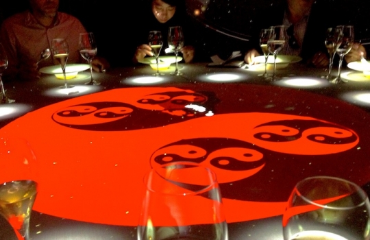 Galleria fotografica






Le prove generali








Prove del primo atto: al centro, il Bonsai di pica-pica


















Comincia la nostra esperienza: occhio all'indirizzo del centro Arts Santa Monica








Fuori staziona il van di Girona con tutto il nécessaire commestibile








Dentro, la targa coi ringraziamenti a tutti coloro che hanno lavorato al progetto








Per arrivare al set dell'opera si attraversa una mostra che proietta in oblò teaser coi motivi anticipatori di quel che troveremo dentro








Un altro teaser








Il set prima delle trasmissioni













Si parte








Una spirale ci introduce al viaggio








Al centro del tavolo, nascosto tra bonsai (un classico rochiano), pica-pica di bon bon rappresentativi di vari paesi: cevice peruviano, guacamole messicano, cous-cous marocchino...








Commensali spiazzati








Il sogno ha inizio: l'atto primo mette in tavola la Luna, sfere di tartufo bianco e nero con distillato terrestre








Intorno, un video di Franc Aleu, le musiche di Luca Francesconi e il tableware di Taller Luesma Vega








La luna








Atto secondo: lo spazio








Piatto dello spazio: aria di fichi di Cap de Creus








C'è un calice diverso per ogni atto: si passa dal cava agli champagne, dall'Armagnac ai Rioja a semplici gocce di distillati, versati anche sulla mano








Intorno, un altro splendido 3D di Franc Aleu, con le musiche di Sergi Caballero, Pedro Alcade








E' l'ofiuco, il tredicesimo segno zodiacale, tema del terzo atto













Atto quarto: Under the Sea, il set  diventa uno scenario sottomarino (vedi video 1)













E a tavola arriva una composizione golosissima di piatti di mare, servita in sculture di Pere Gifre e Dani Molina: vellutata di ricci grigliati, anemoni impanati, parmentier di octopus, marinata di frutti di mare e cirripedi













Tra un atto e l'altro, la voce calma di Josep Roca


















Atto Quinto, il Giardino delle Esperidi, dal sapore orientale: nel piatto, un fiore Mandala con limone, curry, bietole, mango, cocco, finocchio, yogurt, cannella, cardamomo, menta, zenzero, pepe, fiori, carciofi e agnello













Atto Sesto: il Corteggiamento





