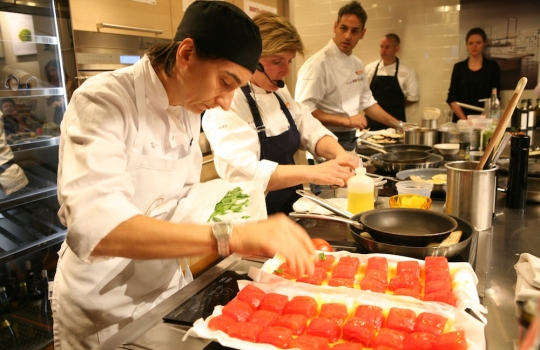 Galleria fotografica






Giuseppe Rambaldi del Combal.Zero, in sostituzione dello chef Davide Scabin, Mario Batali, Babbo e tanto altro a New York e Cesare Battisti, Ratanà a Milano








Ravioli gamberi e basilico con burro e zucca di Mario Batali








Penne con crema di peperoni di Cesare Battisti








Riccardo Felicetti e Pavia Rosati








Mario Batali e Alex Pilas, responsabile delle cucine di Eataly New York








Moreno Cedroni, ristorante Madonnina del Pescatore di Senigallia (Ancona) e Dave Pasternack, Esca a New York City








Baccalà e lepre in salsa di lamponi di Moreno Cedroni








Crudo con mele e rape di Dave Pasternack








Alessandra Rotondi, Moreno Cedroni e il suo sous chef Luca Abbadir








Berlucchi nei calici








I protagonisti della cena del primo giorno in Birreria di Eataly: Alex Pilas, Carlo Cracco, Matteo Monti, Mauro Uliassi, Giuseppe Rambaldi, Cesare Battisti, Mark Ladner, Katia Delogu, Mario Batali e Claudio Ceroni di Magenta Bureau








Appuntamento al buio, il dessert di Katia Delogu








Sala piena sul tetto di Eataly








Batali fotografa Massimo Bottura e Daniel Boulud, protagonisti della prima lezione del secondo giorno








Massimo Bottura, Sara Peirone di Lavazza e Paolo Marchi








Batali, Boulud, Bottura








Massimo Bottura, il suo secondo Takahiko Kondo e il neo-cuoco di Taglio a Milano Domenico Della Salandra








L'Uovo in gelatina di Daniel Boulud








Sara Jenkins, Porcena a New York e Mauro Uliassi, Uliassi a Senigallia (Ancona)








Audience attenta e divertita








Spaghettoni al pomodoro (di ogni colore e gusto, sei o sette tipi diversi) di Sara Jenkins








I Gamberi crudi in crema di pomodori e prugne di Mauro Uliassi








 Con Claudio Ceroni di Magenta Bureau, i protagonisti della seconda cena alla Birreria di Eataly. Da sinistra: Massimo Bottura, Moreno Cedroni, Cesare Battisti, Viviana Varese, Lidia Bastianich, Katia Delogu, Fortunato Nicotra e Alex Pilas








Mark Ladner, Joe Bastianich e Carlo Cracco








Fortunato Nicotra








Il benvenuto della cena di Cesare Battisti: Mondeghili in cartoccio, Mini risotto alla Milanese al salto con ossobuco e Pop corn di Grana Padano al Lambrusco








Caprese di astice, l'antipasto di Fortunato Nicotra








Pasta o patata? il piatto di Massimo Bottura








Guazzetto "al forno" di molluschi e crostacei, sentori di anice stellato, il secondo di pesce di Moreno Cedroni








Esplosione di colori: Manzo croccante cotto in Birra Moretti, cavolfiore e gel di sottaceti ed erbe aromatiche, il secondo di carne di Viviana Varese








In chiusura, di nuovo il dolce di Katia Delogu








Carlo Cracco, ristorante Cracco a Milano e Matthew Lightner, Atera a New York, entrambi due stelle Michelin








Spaghetti alla chitarra con impasto di riso, bolliti e conditi con caviale Calvisius di Carlo Cracco








Carlo Cracco, Paolo Marchi e Matthew Lightner








Jeremy Bearman, Rouge Tomate a New York e Viviana Varese, presto a Eataly Milano








Melanzana, Grana Padano e Pomodoro, il piatto della lezione di Viviana Varese








Gnudi alle erbe con tartufo e sedano rapa di Jeremy Bearman








Jeremy Bearman e il suo staff a lezione





