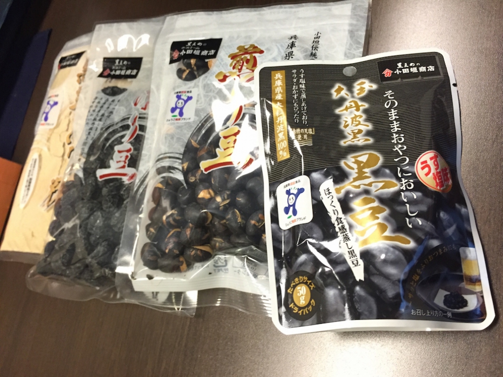 Galleria fotograficaKobe, un milione e mezzo di abitanti, &egrave; la capitale tranquilla della prefettura giapponese di Hyogo, a sua volta inserita nella macro-regione di Kansai, raggiungibile dall&rsquo;aeroporto internazionale di Osaka. Kobe dista da Osaka un&rsquo;oretta di macchina e 23 minuti di Shinkansen, i treni ad alta velocit&agrave; del Giappone. La tratta Kobe-Tokyo, circa 550 chilometri, si percorre in appena 2 ore e mezza
La prefettura di Hyogo - divisa nelle 4 province di Settsu (Kobe), Harima, Tamba e Tajima - unisce due coste: il mare del Giappone e il mare di Seto nel Pacifico a sud. Il suo simbolo &egrave; il castello di Himeji, patrimonio mondiale dell&rsquo;umanit&agrave; Unesco, eretto nel 1601. Tra poche settimane, tutt&rsquo;attorno, cominceranno a fiorire i ciliegi, uno spettacolo molto atteso&nbsp;(foto&nbsp;dronestagr.am)
La fama di Kobe accrebbe nel 1868 quando venne aperto il porto, che oggi dialoga con 500 altri porti di 130 paesi nel mondo. &Egrave; una tappa popolare per le navi da crociera. Kobe &egrave; un centro importante per le industrie pesanti e l&rsquo;acciaio: tra le altre, Kawasaki, Mitsubishi e Toshiba (foto seanews)

&nbsp;
Uno dei poli&nbsp;gastronomici pi&ugrave; vivaci di Kobe &egrave; sotterraneo, nel centro commerciale di Sogo. Decine di isole curatissime, con prodotti gastronomici di ogni genere. In primis, esercizi di patisserie e chocolaterie, una replica perfetta dei modelli francesi
Il pane &egrave; un simbolo importante per la gastronomia di Kobe, per i locali e per gli expat, circa 40mila residenti da tutto il mondo
I macaron, molto popolari nella Kobe bene
Passiamo alle meraviglie della gastronomia giapponese autentica: sempre sotto al centro commerciale Sogo, drappi di tessuto tinti con ideogrammi nascondono gli ingressi di piccole tavole a conduzione familiare, come questo teppanyiaki. Quattro tavoli in tutto, ognuno con piastra, per arroventarsi qualsiasi cosa. Nel nostro caso, soba meshi (noodle fritti con carne) e okonomiyaki, sorta di frittata. Vietato indossare maglioni pregiati
Nel centro di Kobe spunta anche una vivace Chinatown. Sono forti i legami commerciali tra la citt&agrave; giapponese e l&rsquo;isola cinese (con ambizioni irredentiste) di Taiwan
Le relazioni tra Kobe e Taiwan si sono rafforzate anche per un tragico destino comune: le calamit&agrave; naturali. Il terremoto di Kobe del 17 gennaio 1995 provoc&ograve; 6.400 vittime e 40mila feriti, danneggiando oltre 240mila palazzi. Nella foto, la prima sede del ristorante di cucina tradizionale Matsunoya dopo il sisma
Il ristorante Matsunoya &egrave; rinato in una nuova sede. Gli abbiamo dedicato un post
La chiusura del menu kaiseki del Matsunoya: t&egrave; matcha frullato per qualche secondo con canne di bamb&ugrave;, una preparazione molto popolare
Siamo accolti nel quartier generale della prefettura di Hyogo dal governatore in persona, il signor Toshizo Ido (nella foto, a destra). &laquo;Volevamo ringraziarvi anche per la nostra formidabile&nbsp;esperienza all&rsquo;Expo&raquo;, ci ha detto
I vasi di tulipani nel giardino della residenza del governatore di Hyogo
Dove comprare coltelli da cucina a Kobe? Coltelleria Kireaji-no-le, sulla Moto manchi dori, strada popolare per lo shopping
Con la pluri-premiata macelleria Moriya, passiamo al simbolo per cui la citt&agrave; portuale &egrave; famosa nel mondo: la carne di Kobe. Ottenuta da vitelli purosangue Tajima, vengono cresciuti per due anni negli allevamenti di Hyogo. Sulle sue caratteristiche di marmorizzazione abbiamo parlato diverse volte&nbsp;nei giorni di Expo. La curiosit&agrave; che non sapevamo &egrave; che fino al 1868, l&rsquo;anno in cui fu aperto il porto di Kobe, nessuno in citt&agrave; mangiava carne. Furono gli inglesi a insegnare loro l&rsquo;arte della macelleria. Purtroppo non riusciremo a visitare alcun allevamento. La motivazione ufficiale? &laquo;Dovreste stare qui a Kobe per almeno 80 giorni&raquo;, ci hanno spiegato gli interlocutori di Jetro Kobe, &laquo;solo da allora la vostra composizione batterica non risulter&agrave; pi&ugrave; nociva per i nostri bovini&raquo;
La carne di Kobe &egrave; servita in 37 insegne della citt&agrave; (e 300 in tutto il Giappone). Dove andare? Da Kobe Plaisir, al 2-11-5 della Shimoyamate, quartiere Chuo-ku
La lavagna del menu del ristorante Kobe Plaisir, un inno alla carne pi&ugrave; ambita del mondo
Lo chef del teppanyiaki, la spettacolare griglia di Kobe Plaisir
Sul suo vassoio, due meravigliose entrec&ocirc;te di carne di Kobe. Rosolate ai lati, rosse dentro, si squaglieranno in bocca
Impossibile chiedere una tartare di Kobe: vietate
Sulla griglia il ragazzo abbrustolir&agrave; anche cipolle, funghi, melanzane e rape
Comincia il tour lontano da Kobe, a caccia delle altre bont&agrave; della prefettura di Hyogo. Iniziamo dal miso dell&rsquo;azienda centenaria Rokko di Ashya. Se in Italia dici miso, pensi a un prodotto unico. Ma, cos&igrave; come non esiste &ldquo;la birra&rdquo; o il &ldquo;vino&rdquo;, cos&igrave; dobbiamo abituarci a pluralizzare un genere che l&rsquo;Occidente ingenuamente interpreta spesso come singolare. Esistono infinite variet&agrave; di miso, a seconda delle tecniche di lavorazione (bollitura in acqua o a vapore del riso), del tipo di ingredienti utilizzati (riso, ma anche segale o grano, che poi vengono uniti a fagioli neri di soia cotti) e dell&rsquo;arco temporale di fermentazione
A tavola, l&rsquo;impiego del miso non &egrave; limitato, come crediamo in Italia, alla sola zuppa in apertura del pasto (o alla fine delle maratone: gli atleti la bevono subito per sciogliere i muscoli induriti dai chilometri): la letteratura gastronomica giapponese abbonda di marinature di carne e pesce e dessert
Il futuro miso &egrave; messo a fermentare per due anni pressato da massi rocciosi, sotto al pavimento dell&rsquo;azienda Rokko. Questi miso sono pregiati perch&eacute; la loro salinit&agrave; &egrave; molto inferiore rispetto agli stessi simili pi&ugrave; cheap
Asakuro sansho (pepe), messo sotto alcol. &Egrave; uno dei prodotti pi&ugrave; interessanti che abbiamo trovato nella prefettura di Hyogo: lo abbiamo trovato nell&rsquo;entroterra di Yabu, nelle vicinanze di una frequentata pista di sci. Detto anche &ldquo;diamante verde&rdquo;, il suo frutto crudo esprime una marcata nota citrica che anestetizza piacevolmente la lingua per qualche minuto
Il pepe Asakuro si raccoglie nell&rsquo;ultima settimana di maggio, quando tutte le famiglie di Yabu e dintorni &ndash; anziani inclusi &ndash; scuotono 5.500 alberelli, percorsi da una frenetica energia. Longino & Cardenal sta per importarlo in Italia. Scommettiamo fin da ora sul dilagare del prodotto nei menu d&rsquo;autore
Carne di manzo di Tajima al pepe Asakuro con salsa di soia al vino rosso. Sul retro, verdure croccanti. Ci &egrave; stato servito al ristorante&nbsp;La Riviere di Yabu
Un formidabile tris di cr&egrave;me br&ucirc;l&eacute;e, ancora al ristorante La Riviere. L&rsquo;ortodossia del dessert &egrave; solo apparente perch&eacute; ogni tazzina &egrave; spinta da un&rsquo;aromatizzazione speciale: nell&rsquo;ordine da sinistra a destra, t&egrave; matcha, pepe Asakuro e zenzero
Media scatenati con gli ospiti italiani al ristorante La Riviere&hellip;.
&hellip;ci accoglie anche il sindaco di Yabu&hellip;
&hellip;e i risultati arrivano il giorno dopo: con l&rsquo;autore di questo dossier c&rsquo;erano Felice Lo Basso, chef del ristorante Unico di Milano e Riccardo Uleri, ceo di Longino & Cardenal
Intermezzo serale: verdura&hellip;
&hellip; e carne, da piastrare sul teppanyiaki, naturalmente
Tappa successiva: andiamo alla scoperta dei pregiati fagioli neri di soia (tambaguro) nella provincia di Tamba (guro=fagioli). Nella foto, l&rsquo;ingresso dell&rsquo;azienza Odagakishouten di Sasayama, fondata 180 anni fa
I fagioli neri di soia si coltivano da oltre 400 anni. A giugno ha inizio la semina; cento giorni dopo, da met&agrave; novembre a marzo, si estraggono dai baccelli: a novembre, una piccola parte verr&agrave; usata come edamame (i fagioli che troviamo spesso a inizio pasto in un ristorante giapponese), una gran parte finir&agrave; nella fabbrica che cominciamo a visitare
La parte pi&ugrave; interessante del processo avviene al piano superiore: su 5 tavoli tondi, squadre da 6&nbsp;operai osservano i fagioli raccolti ed essiccati uno a uno. Devono scartare quelli non sferici o bucati dagli insetti. &laquo;I fagioli neri buoni emettono un suono dolce quando rimbalzano sul tavolo&raquo;, spiegano. Sono quelli che finiranno nelle lavorazioni finali. Qualit&agrave; assoluta
I fagioli neri di soia sono venduti al naturale, cotti al vapore, caramellati o arrostiti
