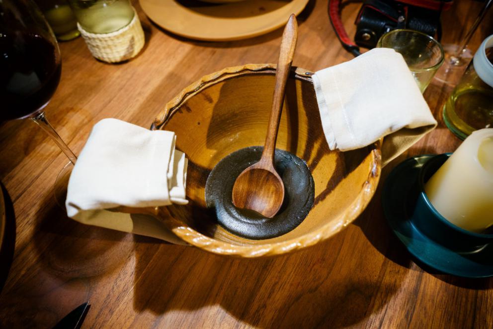 Galleria fotograficaChampagne&nbsp;Louis Roederer&nbsp;2009, Blanc de blancs
Pi&ntilde;uela e tamarindo
Pi&ntilde;uela&nbsp;e tamarindo, da vicino
Vongola regina dal golfo di California
La vongola da vicino
Saluto con pomodori disidratati e chapulines&nbsp;
Brodo freddo di masa con lime e fiori del momento
Mead, birrificio&nbsp;Escollo, stato di&nbsp;Quer&eacute;taro
Cocco giovane e caviale
Vino: Presencia Casual 2014, da uve Semillon,&nbsp;Luis-Antoine Luyt, Cile
Frutta tropicale e Chile de arbol (peperoncino Coda di topo)
Frutta locale
Ceviche di banana e olio di alghe kelp
Alga kelp gigante e michelada di cozze
Taco di spinaci Chaya&nbsp;con ostriche fresche dalla Bahia Falsa (Baja California)
Il taco da vicino
Amber ale del&nbsp;birrificio Cebia,&nbsp;Merida
Zucca grigliata per intero
Una notte sotto le stelle
Tostada con escamoles (larve di formiche)
La tostada da vicino
Birra Golden Sour del birrifico&nbsp;Wendlandt di&nbsp;Ensenada (Messico)
Polpo appena cotto in crosta di sale masa
Il polpo cotto su salsa dzikilpak
Ancora il polpo
Tortillas da Yaxunah
Altre tortillas
Epazote, pomodoro verde e mezcal
Lo chef Ren&egrave; Redzepi
Lech&oacute;n (maialino da latte)
Cerdo pel&oacute;n (maiale creolo messicano) e grano&nbsp;macinato fresco da Yaxunah
Il maiale da vicino
Il mole di Rosio (Sanchez, storica pasticciera messicana del Noma, ndr) con capesante disidratate e hoja santa grigliata
