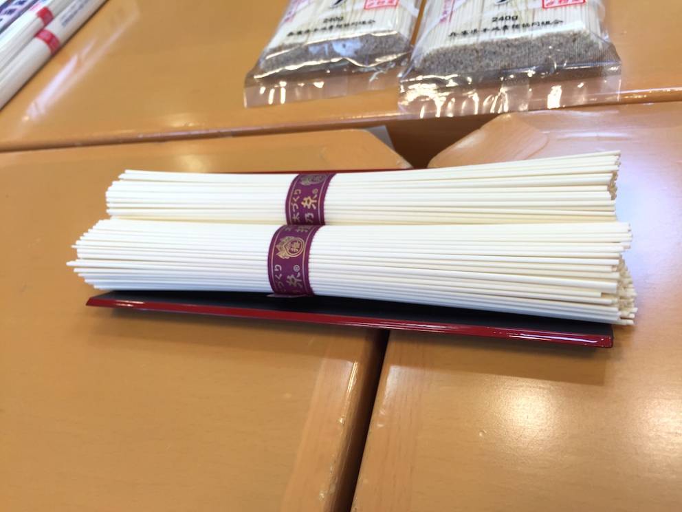 Galleria fotograficaKobe, un milione e mezzo di abitanti, &egrave; la capitale tranquilla della prefettura giapponese di Hyogo, a sua volta inserita nella macro-regione di Kansai, raggiungibile dall&rsquo;aeroporto internazionale di Osaka. Kobe dista da Osaka un&rsquo;oretta di macchina e 23 minuti di Shinkansen, i treni ad alta velocit&agrave; del Giappone. La tratta Kobe-Tokyo, circa 550 chilometri, si percorre in appena 2 ore e mezza
La prefettura di Hyogo - divisa nelle 4 province di Settsu (Kobe), Harima, Tamba e Tajima - unisce due coste: il mare del Giappone e il mare di Seto nel Pacifico a sud. Il suo simbolo &egrave; il castello di Himeji, patrimonio mondiale dell&rsquo;umanit&agrave; Unesco, eretto nel 1601. Tra poche settimane, tutt&rsquo;attorno, cominceranno a fiorire i ciliegi, uno spettacolo molto atteso&nbsp;(foto&nbsp;dronestagr.am)
La fama di Kobe accrebbe nel 1868 quando venne aperto il porto, che oggi dialoga con 500 altri porti di 130 paesi nel mondo. &Egrave; una tappa popolare per le navi da crociera. Kobe &egrave; un centro importante per le industrie pesanti e l&rsquo;acciaio: tra le altre, Kawasaki, Mitsubishi e Toshiba (foto seanews)

&nbsp;
Uno dei poli&nbsp;gastronomici pi&ugrave; vivaci di Kobe &egrave; sotterraneo, nel centro commerciale di Sogo. Decine di isole curatissime, con prodotti gastronomici di ogni genere. In primis, esercizi di patisserie e chocolaterie, una replica perfetta dei modelli francesi
Il pane &egrave; un simbolo importante per la gastronomia di Kobe, per i locali e per gli expat, circa 40mila residenti da tutto il mondo
I macaron, molto popolari nella Kobe bene
Passiamo alle meraviglie della gastronomia giapponese autentica: sempre sotto al centro commerciale Sogo, drappi di tessuto tinti con ideogrammi nascondono gli ingressi di piccole tavole a conduzione familiare, come questo teppanyiaki. Quattro tavoli in tutto, ognuno con piastra, per arroventarsi qualsiasi cosa. Nel nostro caso, soba meshi (noodle fritti con carne) e okonomiyaki, sorta di frittata. Vietato indossare maglioni pregiati
Nel centro di Kobe spunta anche una vivace Chinatown. Sono forti i legami commerciali tra la citt&agrave; giapponese e l&rsquo;isola cinese (con ambizioni irredentiste) di Taiwan
Le relazioni tra Kobe e Taiwan si sono rafforzate anche per un tragico destino comune: le calamit&agrave; naturali. Il terremoto di Kobe del 17 gennaio 1995 provoc&ograve; 6.400 vittime e 40mila feriti, danneggiando oltre 240mila palazzi. Nella foto, la prima sede del ristorante di cucina tradizionale Matsunoya dopo il sisma
Il ristorante Matsunoya &egrave; rinato in una nuova sede. Gli abbiamo dedicato un post
La chiusura del menu kaiseki del Matsunoya: t&egrave; matcha frullato per qualche secondo con canne di bamb&ugrave;, una preparazione molto popolare
Siamo accolti nel quartier generale della prefettura di Hyogo dal governatore in persona, il signor Toshizo Ido (nella foto, a destra). &laquo;Volevamo ringraziarvi anche per la nostra formidabile&nbsp;esperienza all&rsquo;Expo&raquo;, ci ha detto
I vasi di tulipani nel giardino della residenza del governatore di Hyogo
Dove comprare coltelli da cucina a Kobe? Coltelleria Kireaji-no-le, sulla Moto manchi dori, strada popolare per lo shopping
Con la pluri-premiata macelleria Moriya, passiamo al simbolo per cui la citt&agrave; portuale &egrave; famosa nel mondo: la carne di Kobe. Ottenuta da vitelli purosangue Tajima, vengono cresciuti per due anni negli allevamenti di Hyogo. Sulle sue caratteristiche di marmorizzazione abbiamo parlato diverse volte&nbsp;nei giorni di Expo. La curiosit&agrave; che non sapevamo &egrave; che fino al 1868, l&rsquo;anno in cui fu aperto il porto di Kobe, nessuno in citt&agrave; mangiava carne. Furono gli inglesi a insegnare loro l&rsquo;arte della macelleria. Purtroppo non riusciremo a visitare alcun allevamento. La motivazione ufficiale? &laquo;Dovreste stare qui a Kobe per almeno 80 giorni&raquo;, ci hanno spiegato gli interlocutori di Jetro Kobe, &laquo;solo da allora la vostra composizione batterica non risulter&agrave; pi&ugrave; nociva per i nostri bovini&raquo;
La carne di Kobe &egrave; servita in 37 insegne della citt&agrave; (e 300 in tutto il Giappone). Dove andare? Da Kobe Plaisir, al 2-11-5 della Shimoyamate, quartiere Chuo-ku
La lavagna del menu del ristorante Kobe Plaisir, un inno alla carne pi&ugrave; ambita del mondo
Lo chef del teppanyiaki, la spettacolare griglia di Kobe Plaisir
Sul suo vassoio, due meravigliose entrec&ocirc;te di carne di Kobe. Rosolate ai lati, rosse dentro, si squaglieranno in bocca
Impossibile chiedere una tartare di Kobe: vietate
Sulla griglia il ragazzo abbrustolir&agrave; anche cipolle, funghi, melanzane e rape
Comincia il tour lontano da Kobe, a caccia delle altre bont&agrave; della prefettura di Hyogo. Iniziamo dal miso dell&rsquo;azienda centenaria Rokko di Ashya. Se in Italia dici miso, pensi a un prodotto unico. Ma, cos&igrave; come non esiste &ldquo;la birra&rdquo; o il &ldquo;vino&rdquo;, cos&igrave; dobbiamo abituarci a pluralizzare un genere che l&rsquo;Occidente ingenuamente interpreta spesso come singolare. Esistono infinite variet&agrave; di miso, a seconda delle tecniche di lavorazione (bollitura in acqua o a vapore del riso), del tipo di ingredienti utilizzati (riso, ma anche segale o grano, che poi vengono uniti a fagioli neri di soia cotti) e dell&rsquo;arco temporale di fermentazione
A tavola, l&rsquo;impiego del miso non &egrave; limitato, come crediamo in Italia, alla sola zuppa in apertura del pasto (o alla fine delle maratone: gli atleti la bevono subito per sciogliere i muscoli induriti dai chilometri): la letteratura gastronomica giapponese abbonda di marinature di carne e pesce e dessert
Il futuro miso &egrave; messo a fermentare per due anni pressato da massi rocciosi, sotto al pavimento dell&rsquo;azienda Rokko. Questi miso sono pregiati perch&eacute; la loro salinit&agrave; &egrave; molto inferiore rispetto agli stessi simili pi&ugrave; cheap
Asakuro sansho (pepe), messo sotto alcol. &Egrave; uno dei prodotti pi&ugrave; interessanti che abbiamo trovato nella prefettura di Hyogo: lo abbiamo trovato nell&rsquo;entroterra di Yabu, nelle vicinanze di una frequentata pista di sci. Detto anche &ldquo;diamante verde&rdquo;, il suo frutto crudo esprime una marcata nota citrica che anestetizza piacevolmente la lingua per qualche minuto
Il pepe Asakuro si raccoglie nell&rsquo;ultima settimana di maggio, quando tutte le famiglie di Yabu e dintorni &ndash; anziani inclusi &ndash; scuotono 5.500 alberelli, percorsi da una frenetica energia. Longino & Cardenal sta per importarlo in Italia. Scommettiamo fin da ora sul dilagare del prodotto nei menu d&rsquo;autore
Carne di manzo di Tajima al pepe Asakuro con salsa di soia al vino rosso. Sul retro, verdure croccanti. Ci &egrave; stato servito al ristorante&nbsp;La Riviere di Yabu
Un formidabile tris di cr&egrave;me br&ucirc;l&eacute;e, ancora al ristorante La Riviere. L&rsquo;ortodossia del dessert &egrave; solo apparente perch&eacute; ogni tazzina &egrave; spinta da un&rsquo;aromatizzazione speciale: nell&rsquo;ordine da sinistra a destra, t&egrave; matcha, pepe Asakuro e zenzero
Media scatenati con gli ospiti italiani al ristorante La Riviere&hellip;.
&hellip;ci accoglie anche il sindaco di Yabu&hellip;
&hellip;e i risultati arrivano il giorno dopo: con l&rsquo;autore di questo dossier c&rsquo;erano Felice Lo Basso, chef del ristorante Unico di Milano e Riccardo Uleri, ceo di Longino & Cardenal
Intermezzo serale: verdura&hellip;
&hellip; e carne, da piastrare sul teppanyiaki, naturalmente
Tappa successiva: andiamo alla scoperta dei pregiati fagioli neri di soia (tambaguro) nella provincia di Tamba (guro=fagioli). Nella foto, l&rsquo;ingresso dell&rsquo;azienza Odagakishouten di Sasayama, fondata 180 anni fa
I fagioli neri di soia si coltivano da oltre 400 anni. A giugno ha inizio la semina; cento giorni dopo, da met&agrave; novembre a marzo, si estraggono dai baccelli: a novembre, una piccola parte verr&agrave; usata come edamame (i fagioli che troviamo spesso a inizio pasto in un ristorante giapponese), una gran parte finir&agrave; nella fabbrica che cominciamo a visitare
La parte pi&ugrave; interessante del processo avviene al piano superiore: su 5 tavoli tondi, squadre da 6&nbsp;operai osservano i fagioli raccolti ed essiccati uno a uno. Devono scartare quelli non sferici o bucati dagli insetti. &laquo;I fagioli neri buoni emettono un suono dolce quando rimbalzano sul tavolo&raquo;, spiegano. Sono quelli che finiranno nelle lavorazioni finali. Qualit&agrave; assoluta
I fagioli neri di soia sono venduti al naturale, cotti al vapore, caramellati o arrostiti
Dai fagioli neri di soia si ricava anche del te e farina per dolci come il gelato di soia nera (a sinistra)
