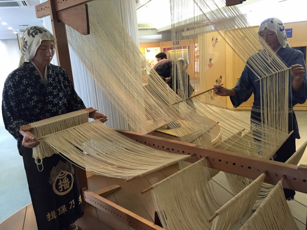 Galleria fotograficaKobe, un milione e mezzo di abitanti, &egrave; la capitale tranquilla della prefettura giapponese di Hyogo, a sua volta inserita nella macro-regione di Kansai, raggiungibile dall&rsquo;aeroporto internazionale di Osaka. Kobe dista da Osaka un&rsquo;oretta di macchina e 23 minuti di Shinkansen, i treni ad alta velocit&agrave; del Giappone. La tratta Kobe-Tokyo, circa 550 chilometri, si percorre in appena 2 ore e mezza
La prefettura di Hyogo - divisa nelle 4 province di Settsu (Kobe), Harima, Tamba e Tajima - unisce due coste: il mare del Giappone e il mare di Seto nel Pacifico a sud. Il suo simbolo &egrave; il castello di Himeji, patrimonio mondiale dell&rsquo;umanit&agrave; Unesco, eretto nel 1601. Tra poche settimane, tutt&rsquo;attorno, cominceranno a fiorire i ciliegi, uno spettacolo molto atteso&nbsp;(foto&nbsp;dronestagr.am)
La fama di Kobe accrebbe nel 1868 quando venne aperto il porto, che oggi dialoga con 500 altri porti di 130 paesi nel mondo. &Egrave; una tappa popolare per le navi da crociera. Kobe &egrave; un centro importante per le industrie pesanti e l&rsquo;acciaio: tra le altre, Kawasaki, Mitsubishi e Toshiba (foto seanews)

&nbsp;
Uno dei poli&nbsp;gastronomici pi&ugrave; vivaci di Kobe &egrave; sotterraneo, nel centro commerciale di Sogo. Decine di isole curatissime, con prodotti gastronomici di ogni genere. In primis, esercizi di patisserie e chocolaterie, una replica perfetta dei modelli francesi
Il pane &egrave; un simbolo importante per la gastronomia di Kobe, per i locali e per gli expat, circa 40mila residenti da tutto il mondo
I macaron, molto popolari nella Kobe bene
Passiamo alle meraviglie della gastronomia giapponese autentica: sempre sotto al centro commerciale Sogo, drappi di tessuto tinti con ideogrammi nascondono gli ingressi di piccole tavole a conduzione familiare, come questo teppanyiaki. Quattro tavoli in tutto, ognuno con piastra, per arroventarsi qualsiasi cosa. Nel nostro caso, soba meshi (noodle fritti con carne) e okonomiyaki, sorta di frittata. Vietato indossare maglioni pregiati
Nel centro di Kobe spunta anche una vivace Chinatown. Sono forti i legami commerciali tra la citt&agrave; giapponese e l&rsquo;isola cinese (con ambizioni irredentiste) di Taiwan
Le relazioni tra Kobe e Taiwan si sono rafforzate anche per un tragico destino comune: le calamit&agrave; naturali. Il terremoto di Kobe del 17 gennaio 1995 provoc&ograve; 6.400 vittime e 40mila feriti, danneggiando oltre 240mila palazzi. Nella foto, la prima sede del ristorante di cucina tradizionale Matsunoya dopo il sisma
Il ristorante Matsunoya &egrave; rinato in una nuova sede. Gli abbiamo dedicato un post
La chiusura del menu kaiseki del Matsunoya: t&egrave; matcha frullato per qualche secondo con canne di bamb&ugrave;, una preparazione molto popolare
Siamo accolti nel quartier generale della prefettura di Hyogo dal governatore in persona, il signor Toshizo Ido (nella foto, a destra). &laquo;Volevamo ringraziarvi anche per la nostra formidabile&nbsp;esperienza all&rsquo;Expo&raquo;, ci ha detto
I vasi di tulipani nel giardino della residenza del governatore di Hyogo
Dove comprare coltelli da cucina a Kobe? Coltelleria Kireaji-no-le, sulla Moto manchi dori, strada popolare per lo shopping
Con la pluri-premiata macelleria Moriya, passiamo al simbolo per cui la citt&agrave; portuale &egrave; famosa nel mondo: la carne di Kobe. Ottenuta da vitelli purosangue Tajima, vengono cresciuti per due anni negli allevamenti di Hyogo. Sulle sue caratteristiche di marmorizzazione abbiamo parlato diverse volte&nbsp;nei giorni di Expo. La curiosit&agrave; che non sapevamo &egrave; che fino al 1868, l&rsquo;anno in cui fu aperto il porto di Kobe, nessuno in citt&agrave; mangiava carne. Furono gli inglesi a insegnare loro l&rsquo;arte della macelleria. Purtroppo non riusciremo a visitare alcun allevamento. La motivazione ufficiale? &laquo;Dovreste stare qui a Kobe per almeno 80 giorni&raquo;, ci hanno spiegato gli interlocutori di Jetro Kobe, &laquo;solo da allora la vostra composizione batterica non risulter&agrave; pi&ugrave; nociva per i nostri bovini&raquo;
La carne di Kobe &egrave; servita in 37 insegne della citt&agrave; (e 300 in tutto il Giappone). Dove andare? Da Kobe Plaisir, al 2-11-5 della Shimoyamate, quartiere Chuo-ku
La lavagna del menu del ristorante Kobe Plaisir, un inno alla carne pi&ugrave; ambita del mondo
Lo chef del teppanyiaki, la spettacolare griglia di Kobe Plaisir
Sul suo vassoio, due meravigliose entrec&ocirc;te di carne di Kobe. Rosolate ai lati, rosse dentro, si squaglieranno in bocca
Impossibile chiedere una tartare di Kobe: vietate
Sulla griglia il ragazzo abbrustolir&agrave; anche cipolle, funghi, melanzane e rape
Comincia il tour lontano da Kobe, a caccia delle altre bont&agrave; della prefettura di Hyogo. Iniziamo dal miso dell&rsquo;azienda centenaria Rokko di Ashya. Se in Italia dici miso, pensi a un prodotto unico. Ma, cos&igrave; come non esiste &ldquo;la birra&rdquo; o il &ldquo;vino&rdquo;, cos&igrave; dobbiamo abituarci a pluralizzare un genere che l&rsquo;Occidente ingenuamente interpreta spesso come singolare. Esistono infinite variet&agrave; di miso, a seconda delle tecniche di lavorazione (bollitura in acqua o a vapore del riso), del tipo di ingredienti utilizzati (riso, ma anche segale o grano, che poi vengono uniti a fagioli neri di soia cotti) e dell&rsquo;arco temporale di fermentazione
A tavola, l&rsquo;impiego del miso non &egrave; limitato, come crediamo in Italia, alla sola zuppa in apertura del pasto (o alla fine delle maratone: gli atleti la bevono subito per sciogliere i muscoli induriti dai chilometri): la letteratura gastronomica giapponese abbonda di marinature di carne e pesce e dessert
Il futuro miso &egrave; messo a fermentare per due anni pressato da massi rocciosi, sotto al pavimento dell&rsquo;azienda Rokko. Questi miso sono pregiati perch&eacute; la loro salinit&agrave; &egrave; molto inferiore rispetto agli stessi simili pi&ugrave; cheap
Asakuro sansho (pepe), messo sotto alcol. &Egrave; uno dei prodotti pi&ugrave; interessanti che abbiamo trovato nella prefettura di Hyogo: lo abbiamo trovato nell&rsquo;entroterra di Yabu, nelle vicinanze di una frequentata pista di sci. Detto anche &ldquo;diamante verde&rdquo;, il suo frutto crudo esprime una marcata nota citrica che anestetizza piacevolmente la lingua per qualche minuto
Il pepe Asakuro si raccoglie nell&rsquo;ultima settimana di maggio, quando tutte le famiglie di Yabu e dintorni &ndash; anziani inclusi &ndash; scuotono 5.500 alberelli, percorsi da una frenetica energia. Longino & Cardenal sta per importarlo in Italia. Scommettiamo fin da ora sul dilagare del prodotto nei menu d&rsquo;autore
Carne di manzo di Tajima al pepe Asakuro con salsa di soia al vino rosso. Sul retro, verdure croccanti. Ci &egrave; stato servito al ristorante&nbsp;La Riviere di Yabu
Un formidabile tris di cr&egrave;me br&ucirc;l&eacute;e, ancora al ristorante La Riviere. L&rsquo;ortodossia del dessert &egrave; solo apparente perch&eacute; ogni tazzina &egrave; spinta da un&rsquo;aromatizzazione speciale: nell&rsquo;ordine da sinistra a destra, t&egrave; matcha, pepe Asakuro e zenzero
Media scatenati con gli ospiti italiani al ristorante La Riviere&hellip;.
&hellip;ci accoglie anche il sindaco di Yabu&hellip;
&hellip;e i risultati arrivano il giorno dopo: con l&rsquo;autore di questo dossier c&rsquo;erano Felice Lo Basso, chef del ristorante Unico di Milano e Riccardo Uleri, ceo di Longino & Cardenal
Intermezzo serale: verdura&hellip;
&hellip; e carne, da piastrare sul teppanyiaki, naturalmente
Tappa successiva: andiamo alla scoperta dei pregiati fagioli neri di soia (tambaguro) nella provincia di Tamba (guro=fagioli). Nella foto, l&rsquo;ingresso dell&rsquo;azienza Odagakishouten di Sasayama, fondata 180 anni fa
I fagioli neri di soia si coltivano da oltre 400 anni. A giugno ha inizio la semina; cento giorni dopo, da met&agrave; novembre a marzo, si estraggono dai baccelli: a novembre, una piccola parte verr&agrave; usata come edamame (i fagioli che troviamo spesso a inizio pasto in un ristorante giapponese), una gran parte finir&agrave; nella fabbrica che cominciamo a visitare
La parte pi&ugrave; interessante del processo avviene al piano superiore: su 5 tavoli tondi, squadre da 6&nbsp;operai osservano i fagioli raccolti ed essiccati uno a uno. Devono scartare quelli non sferici o bucati dagli insetti. &laquo;I fagioli neri buoni emettono un suono dolce quando rimbalzano sul tavolo&raquo;, spiegano. Sono quelli che finiranno nelle lavorazioni finali. Qualit&agrave; assoluta
I fagioli neri di soia sono venduti al naturale, cotti al vapore, caramellati o arrostiti
Dai fagioli neri di soia si ricava anche del te e farina per dolci come il gelato di soia nera (a sinistra)
Ad Harima, nel museo di Ibonoito, passiamo a un grande prodotto della tradizione di Hyogo: la pasta somen. Composti da farina bianca, acqua cristallina del fiume Ibo e sale di Ako, hanno alle spalle una storia di 600 anni. I somen premium sono venduti in fasci e sono avvolti da una fascetta centrale, che cambia colore a seconda del diametro
&nbsp;
