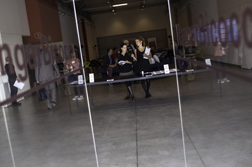 Galleria fotograficaHangar Bicocca, via Chiese 2, Milano. Per la prima volta teatro della presentazione della Guida di Identit&agrave;, &egrave; uno spazio polifunzionale nato nel 2004 dalla riconversione a spazio d&rsquo;arte contemporanea di un ex stabilimento appartenuto alla BredaAperto da gioved&igrave; a domenica, dalle 11 alle 23L'Hangar &egrave; anche HB Kids, programma di attivit&agrave; concepito apposta per i bimbi dai 12 ai 14 anni e le loro famiglie&nbsp;I Sette Palazzi Celesti di Anselm Kiefer, mostra permanente dell'HangarCon le permanenti, anche splendide mostre temporanee come Unidisplay di Carsten Nicolai, a&nbsp;cura di Chiara Bertola e Andrea LissoniSedie in attesa della conferenza di Identit&agrave;Claudio Scavizzi, regista di produzione, Magenta BureauRiunione pre-conferenza: Cinzia Benzi, colonna commerciale di Identit&agrave; Golose e Paolo Marchi