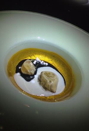 Galleria fotografica






Le prove generali








Prove del primo atto: al centro, il Bonsai di pica-pica


















Comincia la nostra esperienza: occhio all'indirizzo del centro Arts Santa Monica








Fuori staziona il van di Girona con tutto il nécessaire commestibile








Dentro, la targa coi ringraziamenti a tutti coloro che hanno lavorato al progetto








Per arrivare al set dell'opera si attraversa una mostra che proietta in oblò teaser coi motivi anticipatori di quel che troveremo dentro








Un altro teaser








Il set prima delle trasmissioni













Si parte








Una spirale ci introduce al viaggio








Al centro del tavolo, nascosto tra bonsai (un classico rochiano), pica-pica di bon bon rappresentativi di vari paesi: cevice peruviano, guacamole messicano, cous-cous marocchino...








Commensali spiazzati








Il sogno ha inizio: l'atto primo mette in tavola la Luna, sfere di tartufo bianco e nero con distillato terrestre








Intorno, un video di Franc Aleu, le musiche di Luca Francesconi e il tableware di Taller Luesma Vega








La luna








Atto secondo: lo spazio








Piatto dello spazio: aria di fichi di Cap de Creus








C'è un calice diverso per ogni atto: si passa dal cava agli champagne, dall'Armagnac ai Rioja a semplici gocce di distillati, versati anche sulla mano








Intorno, un altro splendido 3D di Franc Aleu, con le musiche di Sergi Caballero, Pedro Alcade








E' l'ofiuco, il tredicesimo segno zodiacale, tema del terzo atto













Atto quarto: Under the Sea, il set  diventa uno scenario sottomarino (vedi video 1)













E a tavola arriva una composizione golosissima di piatti di mare, servita in sculture di Pere Gifre e Dani Molina: vellutata di ricci grigliati, anemoni impanati, parmentier di octopus, marinata di frutti di mare e cirripedi













Tra un atto e l'altro, la voce calma di Josep Roca


















Atto Quinto, il Giardino delle Esperidi, dal sapore orientale: nel piatto, un fiore Mandala con limone, curry, bietole, mango, cocco, finocchio, yogurt, cannella, cardamomo, menta, zenzero, pepe, fiori, carciofi e agnello













Atto Sesto: il Corteggiamento










