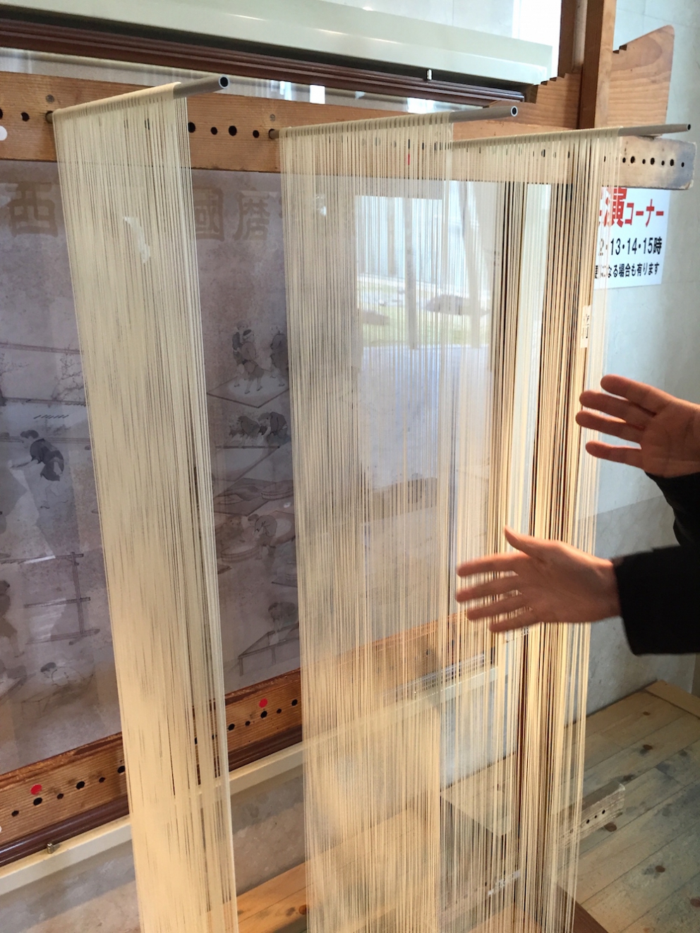 Galleria fotograficaKobe, un milione e mezzo di abitanti, &egrave; la capitale tranquilla della prefettura giapponese di Hyogo, a sua volta inserita nella macro-regione di Kansai, raggiungibile dall&rsquo;aeroporto internazionale di Osaka. Kobe dista da Osaka un&rsquo;oretta di macchina e 23 minuti di Shinkansen, i treni ad alta velocit&agrave; del Giappone. La tratta Kobe-Tokyo, circa 550 chilometri, si percorre in appena 2 ore e mezza
La prefettura di Hyogo - divisa nelle 4 province di Settsu (Kobe), Harima, Tamba e Tajima - unisce due coste: il mare del Giappone e il mare di Seto nel Pacifico a sud. Il suo simbolo &egrave; il castello di Himeji, patrimonio mondiale dell&rsquo;umanit&agrave; Unesco, eretto nel 1601. Tra poche settimane, tutt&rsquo;attorno, cominceranno a fiorire i ciliegi, uno spettacolo molto atteso&nbsp;(foto&nbsp;dronestagr.am)
La fama di Kobe accrebbe nel 1868 quando venne aperto il porto, che oggi dialoga con 500 altri porti di 130 paesi nel mondo. &Egrave; una tappa popolare per le navi da crociera. Kobe &egrave; un centro importante per le industrie pesanti e l&rsquo;acciaio: tra le altre, Kawasaki, Mitsubishi e Toshiba (foto seanews)

&nbsp;
Uno dei poli&nbsp;gastronomici pi&ugrave; vivaci di Kobe &egrave; sotterraneo, nel centro commerciale di Sogo. Decine di isole curatissime, con prodotti gastronomici di ogni genere. In primis, esercizi di patisserie e chocolaterie, una replica perfetta dei modelli francesi
Il pane &egrave; un simbolo importante per la gastronomia di Kobe, per i locali e per gli expat, circa 40mila residenti da tutto il mondo
I macaron, molto popolari nella Kobe bene
Passiamo alle meraviglie della gastronomia giapponese autentica: sempre sotto al centro commerciale Sogo, drappi di tessuto tinti con ideogrammi nascondono gli ingressi di piccole tavole a conduzione familiare, come questo teppanyiaki. Quattro tavoli in tutto, ognuno con piastra, per arroventarsi qualsiasi cosa. Nel nostro caso, soba meshi (noodle fritti con carne) e okonomiyaki, sorta di frittata. Vietato indossare maglioni pregiati
Nel centro di Kobe spunta anche una vivace Chinatown. Sono forti i legami commerciali tra la citt&agrave; giapponese e l&rsquo;isola cinese (con ambizioni irredentiste) di Taiwan
Le relazioni tra Kobe e Taiwan si sono rafforzate anche per un tragico destino comune: le calamit&agrave; naturali. Il terremoto di Kobe del 17 gennaio 1995 provoc&ograve; 6.400 vittime e 40mila feriti, danneggiando oltre 240mila palazzi. Nella foto, la prima sede del ristorante di cucina tradizionale Matsunoya dopo il sisma
Il ristorante Matsunoya &egrave; rinato in una nuova sede. Gli abbiamo dedicato un post
La chiusura del menu kaiseki del Matsunoya: t&egrave; matcha frullato per qualche secondo con canne di bamb&ugrave;, una preparazione molto popolare
Siamo accolti nel quartier generale della prefettura di Hyogo dal governatore in persona, il signor Toshizo Ido (nella foto, a destra). &laquo;Volevamo ringraziarvi anche per la nostra formidabile&nbsp;esperienza all&rsquo;Expo&raquo;, ci ha detto
I vasi di tulipani nel giardino della residenza del governatore di Hyogo
Dove comprare coltelli da cucina a Kobe? Coltelleria Kireaji-no-le, sulla Moto manchi dori, strada popolare per lo shopping
Con la pluri-premiata macelleria Moriya, passiamo al simbolo per cui la citt&agrave; portuale &egrave; famosa nel mondo: la carne di Kobe. Ottenuta da vitelli purosangue Tajima, vengono cresciuti per due anni negli allevamenti di Hyogo. Sulle sue caratteristiche di marmorizzazione abbiamo parlato diverse volte&nbsp;nei giorni di Expo. La curiosit&agrave; che non sapevamo &egrave; che fino al 1868, l&rsquo;anno in cui fu aperto il porto di Kobe, nessuno in citt&agrave; mangiava carne. Furono gli inglesi a insegnare loro l&rsquo;arte della macelleria. Purtroppo non riusciremo a visitare alcun allevamento. La motivazione ufficiale? &laquo;Dovreste stare qui a Kobe per almeno 80 giorni&raquo;, ci hanno spiegato gli interlocutori di Jetro Kobe, &laquo;solo da allora la vostra composizione batterica non risulter&agrave; pi&ugrave; nociva per i nostri bovini&raquo;
La carne di Kobe &egrave; servita in 37 insegne della citt&agrave; (e 300 in tutto il Giappone). Dove andare? Da Kobe Plaisir, al 2-11-5 della Shimoyamate, quartiere Chuo-ku
La lavagna del menu del ristorante Kobe Plaisir, un inno alla carne pi&ugrave; ambita del mondo
Lo chef del teppanyiaki, la spettacolare griglia di Kobe Plaisir
Sul suo vassoio, due meravigliose entrec&ocirc;te di carne di Kobe. Rosolate ai lati, rosse dentro, si squaglieranno in bocca
Impossibile chiedere una tartare di Kobe: vietate
Sulla griglia il ragazzo abbrustolir&agrave; anche cipolle, funghi, melanzane e rape
Comincia il tour lontano da Kobe, a caccia delle altre bont&agrave; della prefettura di Hyogo. Iniziamo dal miso dell&rsquo;azienda centenaria Rokko di Ashya. Se in Italia dici miso, pensi a un prodotto unico. Ma, cos&igrave; come non esiste &ldquo;la birra&rdquo; o il &ldquo;vino&rdquo;, cos&igrave; dobbiamo abituarci a pluralizzare un genere che l&rsquo;Occidente ingenuamente interpreta spesso come singolare. Esistono infinite variet&agrave; di miso, a seconda delle tecniche di lavorazione (bollitura in acqua o a vapore del riso), del tipo di ingredienti utilizzati (riso, ma anche segale o grano, che poi vengono uniti a fagioli neri di soia cotti) e dell&rsquo;arco temporale di fermentazione
A tavola, l&rsquo;impiego del miso non &egrave; limitato, come crediamo in Italia, alla sola zuppa in apertura del pasto (o alla fine delle maratone: gli atleti la bevono subito per sciogliere i muscoli induriti dai chilometri): la letteratura gastronomica giapponese abbonda di marinature di carne e pesce e dessert
Il futuro miso &egrave; messo a fermentare per due anni pressato da massi rocciosi, sotto al pavimento dell&rsquo;azienda Rokko. Questi miso sono pregiati perch&eacute; la loro salinit&agrave; &egrave; molto inferiore rispetto agli stessi simili pi&ugrave; cheap
Asakuro sansho (pepe), messo sotto alcol. &Egrave; uno dei prodotti pi&ugrave; interessanti che abbiamo trovato nella prefettura di Hyogo: lo abbiamo trovato nell&rsquo;entroterra di Yabu, nelle vicinanze di una frequentata pista di sci. Detto anche &ldquo;diamante verde&rdquo;, il suo frutto crudo esprime una marcata nota citrica che anestetizza piacevolmente la lingua per qualche minuto
Il pepe Asakuro si raccoglie nell&rsquo;ultima settimana di maggio, quando tutte le famiglie di Yabu e dintorni &ndash; anziani inclusi &ndash; scuotono 5.500 alberelli, percorsi da una frenetica energia. Longino & Cardenal sta per importarlo in Italia. Scommettiamo fin da ora sul dilagare del prodotto nei menu d&rsquo;autore
Carne di manzo di Tajima al pepe Asakuro con salsa di soia al vino rosso. Sul retro, verdure croccanti. Ci &egrave; stato servito al ristorante&nbsp;La Riviere di Yabu
Un formidabile tris di cr&egrave;me br&ucirc;l&eacute;e, ancora al ristorante La Riviere. L&rsquo;ortodossia del dessert &egrave; solo apparente perch&eacute; ogni tazzina &egrave; spinta da un&rsquo;aromatizzazione speciale: nell&rsquo;ordine da sinistra a destra, t&egrave; matcha, pepe Asakuro e zenzero
Media scatenati con gli ospiti italiani al ristorante La Riviere&hellip;.
&hellip;ci accoglie anche il sindaco di Yabu&hellip;
&hellip;e i risultati arrivano il giorno dopo: con l&rsquo;autore di questo dossier c&rsquo;erano Felice Lo Basso, chef del ristorante Unico di Milano e Riccardo Uleri, ceo di Longino & Cardenal
Intermezzo serale: verdura&hellip;
&hellip; e carne, da piastrare sul teppanyiaki, naturalmente
Tappa successiva: andiamo alla scoperta dei pregiati fagioli neri di soia (tambaguro) nella provincia di Tamba (guro=fagioli). Nella foto, l&rsquo;ingresso dell&rsquo;azienza Odagakishouten di Sasayama, fondata 180 anni fa
I fagioli neri di soia si coltivano da oltre 400 anni. A giugno ha inizio la semina; cento giorni dopo, da met&agrave; novembre a marzo, si estraggono dai baccelli: a novembre, una piccola parte verr&agrave; usata come edamame (i fagioli che troviamo spesso a inizio pasto in un ristorante giapponese), una gran parte finir&agrave; nella fabbrica che cominciamo a visitare
La parte pi&ugrave; interessante del processo avviene al piano superiore: su 5 tavoli tondi, squadre da 6&nbsp;operai osservano i fagioli raccolti ed essiccati uno a uno. Devono scartare quelli non sferici o bucati dagli insetti. &laquo;I fagioli neri buoni emettono un suono dolce quando rimbalzano sul tavolo&raquo;, spiegano. Sono quelli che finiranno nelle lavorazioni finali. Qualit&agrave; assoluta
I fagioli neri di soia sono venduti al naturale, cotti al vapore, caramellati o arrostiti
Dai fagioli neri di soia si ricava anche del te e farina per dolci come il gelato di soia nera (a sinistra)
Ad Harima, nel museo di Ibonoito, passiamo a un grande prodotto della tradizione di Hyogo: la pasta somen. Composti da farina bianca, acqua cristallina del fiume Ibo e sale di Ako, hanno alle spalle una storia di 600 anni. I somen premium sono venduti in fasci e sono avvolti da una fascetta centrale, che cambia colore a seconda del diametro
&nbsp;
Per lungo tempo, i somen sono stati tirati a mano attraverso articolati telai, alla maniera dei tessuti. Oggi la tecnica &egrave; aggiornata con sofisticati automatismi
