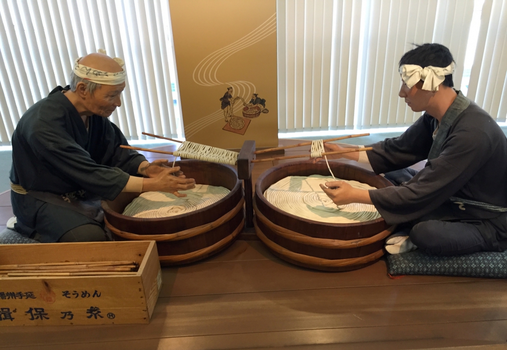 Galleria fotograficaKobe, un milione e mezzo di abitanti, &egrave; la capitale tranquilla della prefettura giapponese di Hyogo, a sua volta inserita nella macro-regione di Kansai, raggiungibile dall&rsquo;aeroporto internazionale di Osaka. Kobe dista da Osaka un&rsquo;oretta di macchina e 23 minuti di Shinkansen, i treni ad alta velocit&agrave; del Giappone. La tratta Kobe-Tokyo, circa 550 chilometri, si percorre in appena 2 ore e mezza
La prefettura di Hyogo - divisa nelle 4 province di Settsu (Kobe), Harima, Tamba e Tajima - unisce due coste: il mare del Giappone e il mare di Seto nel Pacifico a sud. Il suo simbolo &egrave; il castello di Himeji, patrimonio mondiale dell&rsquo;umanit&agrave; Unesco, eretto nel 1601. Tra poche settimane, tutt&rsquo;attorno, cominceranno a fiorire i ciliegi, uno spettacolo molto atteso&nbsp;(foto&nbsp;dronestagr.am)
La fama di Kobe accrebbe nel 1868 quando venne aperto il porto, che oggi dialoga con 500 altri porti di 130 paesi nel mondo. &Egrave; una tappa popolare per le navi da crociera. Kobe &egrave; un centro importante per le industrie pesanti e l&rsquo;acciaio: tra le altre, Kawasaki, Mitsubishi e Toshiba (foto seanews)

&nbsp;
Uno dei poli&nbsp;gastronomici pi&ugrave; vivaci di Kobe &egrave; sotterraneo, nel centro commerciale di Sogo. Decine di isole curatissime, con prodotti gastronomici di ogni genere. In primis, esercizi di patisserie e chocolaterie, una replica perfetta dei modelli francesi
Il pane &egrave; un simbolo importante per la gastronomia di Kobe, per i locali e per gli expat, circa 40mila residenti da tutto il mondo
I macaron, molto popolari nella Kobe bene
Passiamo alle meraviglie della gastronomia giapponese autentica: sempre sotto al centro commerciale Sogo, drappi di tessuto tinti con ideogrammi nascondono gli ingressi di piccole tavole a conduzione familiare, come questo teppanyiaki. Quattro tavoli in tutto, ognuno con piastra, per arroventarsi qualsiasi cosa. Nel nostro caso, soba meshi (noodle fritti con carne) e okonomiyaki, sorta di frittata. Vietato indossare maglioni pregiati
Nel centro di Kobe spunta anche una vivace Chinatown. Sono forti i legami commerciali tra la citt&agrave; giapponese e l&rsquo;isola cinese (con ambizioni irredentiste) di Taiwan
Le relazioni tra Kobe e Taiwan si sono rafforzate anche per un tragico destino comune: le calamit&agrave; naturali. Il terremoto di Kobe del 17 gennaio 1995 provoc&ograve; 6.400 vittime e 40mila feriti, danneggiando oltre 240mila palazzi. Nella foto, la prima sede del ristorante di cucina tradizionale Matsunoya dopo il sisma
Il ristorante Matsunoya &egrave; rinato in una nuova sede. Gli abbiamo dedicato un post
La chiusura del menu kaiseki del Matsunoya: t&egrave; matcha frullato per qualche secondo con canne di bamb&ugrave;, una preparazione molto popolare
Siamo accolti nel quartier generale della prefettura di Hyogo dal governatore in persona, il signor Toshizo Ido (nella foto, a destra). &laquo;Volevamo ringraziarvi anche per la nostra formidabile&nbsp;esperienza all&rsquo;Expo&raquo;, ci ha detto
I vasi di tulipani nel giardino della residenza del governatore di Hyogo
Dove comprare coltelli da cucina a Kobe? Coltelleria Kireaji-no-le, sulla Moto manchi dori, strada popolare per lo shopping
Con la pluri-premiata macelleria Moriya, passiamo al simbolo per cui la citt&agrave; portuale &egrave; famosa nel mondo: la carne di Kobe. Ottenuta da vitelli purosangue Tajima, vengono cresciuti per due anni negli allevamenti di Hyogo. Sulle sue caratteristiche di marmorizzazione abbiamo parlato diverse volte&nbsp;nei giorni di Expo. La curiosit&agrave; che non sapevamo &egrave; che fino al 1868, l&rsquo;anno in cui fu aperto il porto di Kobe, nessuno in citt&agrave; mangiava carne. Furono gli inglesi a insegnare loro l&rsquo;arte della macelleria. Purtroppo non riusciremo a visitare alcun allevamento. La motivazione ufficiale? &laquo;Dovreste stare qui a Kobe per almeno 80 giorni&raquo;, ci hanno spiegato gli interlocutori di Jetro Kobe, &laquo;solo da allora la vostra composizione batterica non risulter&agrave; pi&ugrave; nociva per i nostri bovini&raquo;
La carne di Kobe &egrave; servita in 37 insegne della citt&agrave; (e 300 in tutto il Giappone). Dove andare? Da Kobe Plaisir, al 2-11-5 della Shimoyamate, quartiere Chuo-ku
La lavagna del menu del ristorante Kobe Plaisir, un inno alla carne pi&ugrave; ambita del mondo
Lo chef del teppanyiaki, la spettacolare griglia di Kobe Plaisir
Sul suo vassoio, due meravigliose entrec&ocirc;te di carne di Kobe. Rosolate ai lati, rosse dentro, si squaglieranno in bocca
Impossibile chiedere una tartare di Kobe: vietate
Sulla griglia il ragazzo abbrustolir&agrave; anche cipolle, funghi, melanzane e rape
Comincia il tour lontano da Kobe, a caccia delle altre bont&agrave; della prefettura di Hyogo. Iniziamo dal miso dell&rsquo;azienda centenaria Rokko di Ashya. Se in Italia dici miso, pensi a un prodotto unico. Ma, cos&igrave; come non esiste &ldquo;la birra&rdquo; o il &ldquo;vino&rdquo;, cos&igrave; dobbiamo abituarci a pluralizzare un genere che l&rsquo;Occidente ingenuamente interpreta spesso come singolare. Esistono infinite variet&agrave; di miso, a seconda delle tecniche di lavorazione (bollitura in acqua o a vapore del riso), del tipo di ingredienti utilizzati (riso, ma anche segale o grano, che poi vengono uniti a fagioli neri di soia cotti) e dell&rsquo;arco temporale di fermentazione
A tavola, l&rsquo;impiego del miso non &egrave; limitato, come crediamo in Italia, alla sola zuppa in apertura del pasto (o alla fine delle maratone: gli atleti la bevono subito per sciogliere i muscoli induriti dai chilometri): la letteratura gastronomica giapponese abbonda di marinature di carne e pesce e dessert
Il futuro miso &egrave; messo a fermentare per due anni pressato da massi rocciosi, sotto al pavimento dell&rsquo;azienda Rokko. Questi miso sono pregiati perch&eacute; la loro salinit&agrave; &egrave; molto inferiore rispetto agli stessi simili pi&ugrave; cheap
Asakuro sansho (pepe), messo sotto alcol. &Egrave; uno dei prodotti pi&ugrave; interessanti che abbiamo trovato nella prefettura di Hyogo: lo abbiamo trovato nell&rsquo;entroterra di Yabu, nelle vicinanze di una frequentata pista di sci. Detto anche &ldquo;diamante verde&rdquo;, il suo frutto crudo esprime una marcata nota citrica che anestetizza piacevolmente la lingua per qualche minuto
Il pepe Asakuro si raccoglie nell&rsquo;ultima settimana di maggio, quando tutte le famiglie di Yabu e dintorni &ndash; anziani inclusi &ndash; scuotono 5.500 alberelli, percorsi da una frenetica energia. Longino & Cardenal sta per importarlo in Italia. Scommettiamo fin da ora sul dilagare del prodotto nei menu d&rsquo;autore
Carne di manzo di Tajima al pepe Asakuro con salsa di soia al vino rosso. Sul retro, verdure croccanti. Ci &egrave; stato servito al ristorante&nbsp;La Riviere di Yabu
Un formidabile tris di cr&egrave;me br&ucirc;l&eacute;e, ancora al ristorante La Riviere. L&rsquo;ortodossia del dessert &egrave; solo apparente perch&eacute; ogni tazzina &egrave; spinta da un&rsquo;aromatizzazione speciale: nell&rsquo;ordine da sinistra a destra, t&egrave; matcha, pepe Asakuro e zenzero
Media scatenati con gli ospiti italiani al ristorante La Riviere&hellip;.
&hellip;ci accoglie anche il sindaco di Yabu&hellip;
&hellip;e i risultati arrivano il giorno dopo: con l&rsquo;autore di questo dossier c&rsquo;erano Felice Lo Basso, chef del ristorante Unico di Milano e Riccardo Uleri, ceo di Longino & Cardenal
Intermezzo serale: verdura&hellip;
&hellip; e carne, da piastrare sul teppanyiaki, naturalmente
Tappa successiva: andiamo alla scoperta dei pregiati fagioli neri di soia (tambaguro) nella provincia di Tamba (guro=fagioli). Nella foto, l&rsquo;ingresso dell&rsquo;azienza Odagakishouten di Sasayama, fondata 180 anni fa
I fagioli neri di soia si coltivano da oltre 400 anni. A giugno ha inizio la semina; cento giorni dopo, da met&agrave; novembre a marzo, si estraggono dai baccelli: a novembre, una piccola parte verr&agrave; usata come edamame (i fagioli che troviamo spesso a inizio pasto in un ristorante giapponese), una gran parte finir&agrave; nella fabbrica che cominciamo a visitare
La parte pi&ugrave; interessante del processo avviene al piano superiore: su 5 tavoli tondi, squadre da 6&nbsp;operai osservano i fagioli raccolti ed essiccati uno a uno. Devono scartare quelli non sferici o bucati dagli insetti. &laquo;I fagioli neri buoni emettono un suono dolce quando rimbalzano sul tavolo&raquo;, spiegano. Sono quelli che finiranno nelle lavorazioni finali. Qualit&agrave; assoluta
I fagioli neri di soia sono venduti al naturale, cotti al vapore, caramellati o arrostiti
Dai fagioli neri di soia si ricava anche del te e farina per dolci come il gelato di soia nera (a sinistra)
Ad Harima, nel museo di Ibonoito, passiamo a un grande prodotto della tradizione di Hyogo: la pasta somen. Composti da farina bianca, acqua cristallina del fiume Ibo e sale di Ako, hanno alle spalle una storia di 600 anni. I somen premium sono venduti in fasci e sono avvolti da una fascetta centrale, che cambia colore a seconda del diametro
&nbsp;
Per lungo tempo, i somen sono stati tirati a mano attraverso articolati telai, alla maniera dei tessuti. Oggi la tecnica &egrave; aggiornata con sofisticati automatismi
La magia dei somen, pasta ad alta tenuta elastica
