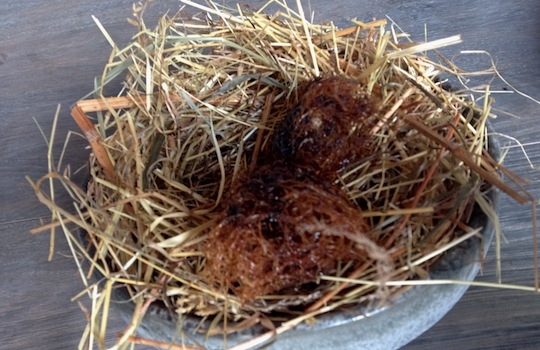 Galleria fotografica






In cammino verso il Noma. Il ristorante è al piano terra del palazzone più a sinistra. Per arrivarci dalla popolare insenatura di Nyhavn (il punto da cui è scattata la foto), occorre fare un bel giro. Ma si notano i lavori per la costruzione di un ponte. Che condurrà dritto all'insegna








Altra prospettiva sul Noma da Nyhavn. Il ristorante galleggia sulla Christianshavn, una delle tante isole artificiali che compongono Copenhagen








Di là del fiume, sulla lunga via che conduce allo spiazzo del Noma








Uno scenario molto tranquillo, di case pastello. Il silenzio è perché vanno tutti in bici













Al massimo si sente rombare qualche scafo








Il vascello davanti al Noma. Oltre a quella danese, sventolano le bandiere di Isole Far Oer e Groenlandia: le loro ambasciate sono nello stesso palazzo del ristorante. Coerenza nordica








Il retro del ristorante. L'80% delle 80 persone che lavorano al Noma viene a lavorare in bici, chef incluso








Dietro al ristorante, un'iscrizione ricorda i passeggeri scomparsi a bordo della danese Hans Hedtoft. Il transatlantico si scontrò il 30 gennaio 1959 contrò un iceberg in Groenlandia. Fu ritrovata solo una cintura di sicurezza
 








L'ingresso del ristorante, al civico 93 di Strandgade








La vista, ingresso alle spalle








Tra l'ingresso e la cucina a vista, spicca un corner di decoro simil-giapponese. A sinistra s'intravede Noma, time and place in Nordic Cuisine, edizioni Phaidon, un testo fondamentale per approfondire tutti i rivoli del Redzepi-mondo. La versione italiana si ordina qui








Una pianta di piccoli agrumi orla la cucina a vista








La porta d'ingresso vista dalla cucina








Le sedie, molto comode, sono anni Sessanta con schienali foderati di pelle di pecora, alcune più morbide di altre








I tavoli sono ampi e senza tovaglie. Attorno prevale il grigio e i colori rustici, sulle travi in legno del soffitto ma anche sulle divise dei ragazzi di sala








La finestra accanto al nostro tavolo








E' lo chef Rene Redzepi a introdurci al pasto: in un vaso di fiori danesi, l'unico pendaglio commestibile è una sorta di carta musica croccante (flatbread) di farina di malto all'aroma di ginepro. Nel piattino in basso, una deliziosa crème fraîche acida per intingerlo








Il flatbread è quello che svetta. "Ma se ci tenete, provate a mangiare anche i fiori", scherza Redzepi. Il cuoco scompare nelle segrete del Noma. Lo ritroveremo solo alla fine del pasto








Tutti i 14 appetizer si mangeranno con le mani. Unica posata, il coltello per tirar su e leccare la crème fraîche da sola (da fare quando tutti gli altri clienti son distratti, però)








Moss and Cep: Muschio di renna con polvere di funghi porcini. E' il corpo bianco, molto saporito ed evanescente, da intingere anch'esso nella crème fraîche
 








Crispy pork skin and black currant: Pelle di maiale croccante e ribes nero, lo strato più esterno. Aspro e croccante








Il ribes nero non ci lascerà prima di molto tempo








Blue mussels and celery: cozze e sedano. Solo due sono quelle buone








La parte inferiore del guscio è commestibile (ancora farina di malto)








Il quinto appetizer è nascosto in una deliziosa scatola di biscotti in latta della tradizione danese (chi non ricorda i Danish butter cookies?)








Cinque tondini, ma solo due "interessanti"








Si chiamano Cheese cookies, rocket and stems, letteralmente Biscotti al formaggio, ruchetta e gambi di erbe aromatiche, un felice snack potenzialmente riproducibile nei nord e nei sud del mondo








Appetizer #6: Potato and duck liver, Patate e fegato d'anatra: le patate croccanti sono in due strati e a mo' di sandwich racchiudono la mousse di fegato. La spolverata è di funghi trombette dei morti, disidratati e polverizzati, una tecnica che troveremo frequentemente








Dried carrot and sorrel, Carote grigliate a fuoco lento per 14 ore, disidratate e servite su polvere di fieno. Si intingono nell'emulsione di acetosella accanto. Un grande piatto perché di inattesa, energica acidità








Ottava entrée: Caramelized milk and cod liver, Biscotto di latte caramellato e fegato di merluzzo, quest'ultimo ghiacciato e pulito. Il secondo dona un aroma molto strong, che domina sul biscotto croccante. Per palati muscolari








Le uova dentro l'uovo








Pickled and smoked quails eggs, Uova di quaglia sbollentate, marinate e affumicate, un classico del Noma. Il tuorlo è completamente liquido





