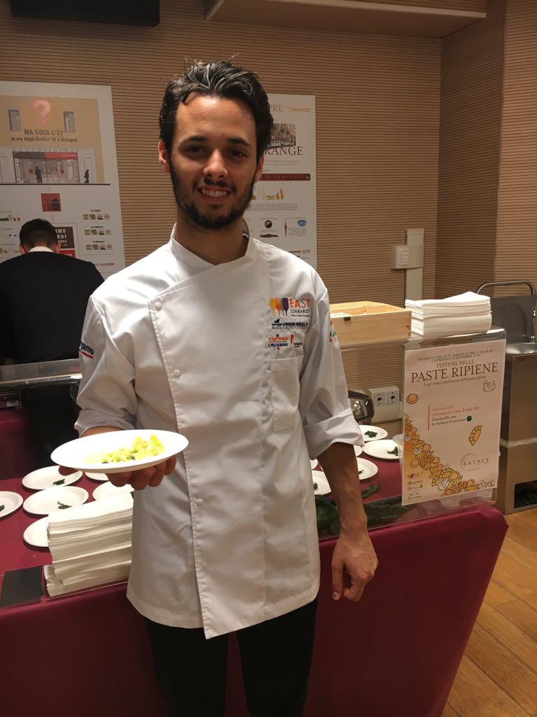 Galleria fotografica






Al centro Vanni Bottura e Marzia Gandellini di Genuitaly. Sono con Federico Kaus e Daniela Sasso, che curano il servizio del piatto









Samuel Perico mentre prepara i casoncelli









Vanni Righi con la madre - Scalco Grasso









Lo staff del Collina







