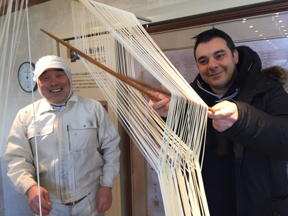 Galleria fotograficaKobe, un milione e mezzo di abitanti, &egrave; la capitale tranquilla della prefettura giapponese di Hyogo, a sua volta inserita nella macro-regione di Kansai, raggiungibile dall&rsquo;aeroporto internazionale di Osaka. Kobe dista da Osaka un&rsquo;oretta di macchina e 23 minuti di Shinkansen, i treni ad alta velocit&agrave; del Giappone. La tratta Kobe-Tokyo, circa 550 chilometri, si percorre in appena 2 ore e mezza
La prefettura di Hyogo - divisa nelle 4 province di Settsu (Kobe), Harima, Tamba e Tajima - unisce due coste: il mare del Giappone e il mare di Seto nel Pacifico a sud. Il suo simbolo &egrave; il castello di Himeji, patrimonio mondiale dell&rsquo;umanit&agrave; Unesco, eretto nel 1601. Tra poche settimane, tutt&rsquo;attorno, cominceranno a fiorire i ciliegi, uno spettacolo molto atteso&nbsp;(foto&nbsp;dronestagr.am)
La fama di Kobe accrebbe nel 1868 quando venne aperto il porto, che oggi dialoga con 500 altri porti di 130 paesi nel mondo. &Egrave; una tappa popolare per le navi da crociera. Kobe &egrave; un centro importante per le industrie pesanti e l&rsquo;acciaio: tra le altre, Kawasaki, Mitsubishi e Toshiba (foto seanews)

&nbsp;
Uno dei poli&nbsp;gastronomici pi&ugrave; vivaci di Kobe &egrave; sotterraneo, nel centro commerciale di Sogo. Decine di isole curatissime, con prodotti gastronomici di ogni genere. In primis, esercizi di patisserie e chocolaterie, una replica perfetta dei modelli francesi
Il pane &egrave; un simbolo importante per la gastronomia di Kobe, per i locali e per gli expat, circa 40mila residenti da tutto il mondo
I macaron, molto popolari nella Kobe bene
Passiamo alle meraviglie della gastronomia giapponese autentica: sempre sotto al centro commerciale Sogo, drappi di tessuto tinti con ideogrammi nascondono gli ingressi di piccole tavole a conduzione familiare, come questo teppanyiaki. Quattro tavoli in tutto, ognuno con piastra, per arroventarsi qualsiasi cosa. Nel nostro caso, soba meshi (noodle fritti con carne) e okonomiyaki, sorta di frittata. Vietato indossare maglioni pregiati
Nel centro di Kobe spunta anche una vivace Chinatown. Sono forti i legami commerciali tra la citt&agrave; giapponese e l&rsquo;isola cinese (con ambizioni irredentiste) di Taiwan
Le relazioni tra Kobe e Taiwan si sono rafforzate anche per un tragico destino comune: le calamit&agrave; naturali. Il terremoto di Kobe del 17 gennaio 1995 provoc&ograve; 6.400 vittime e 40mila feriti, danneggiando oltre 240mila palazzi. Nella foto, la prima sede del ristorante di cucina tradizionale Matsunoya dopo il sisma
Il ristorante Matsunoya &egrave; rinato in una nuova sede. Gli abbiamo dedicato un post
La chiusura del menu kaiseki del Matsunoya: t&egrave; matcha frullato per qualche secondo con canne di bamb&ugrave;, una preparazione molto popolare
Siamo accolti nel quartier generale della prefettura di Hyogo dal governatore in persona, il signor Toshizo Ido (nella foto, a destra). &laquo;Volevamo ringraziarvi anche per la nostra formidabile&nbsp;esperienza all&rsquo;Expo&raquo;, ci ha detto
I vasi di tulipani nel giardino della residenza del governatore di Hyogo
Dove comprare coltelli da cucina a Kobe? Coltelleria Kireaji-no-le, sulla Moto manchi dori, strada popolare per lo shopping
Con la pluri-premiata macelleria Moriya, passiamo al simbolo per cui la citt&agrave; portuale &egrave; famosa nel mondo: la carne di Kobe. Ottenuta da vitelli purosangue Tajima, vengono cresciuti per due anni negli allevamenti di Hyogo. Sulle sue caratteristiche di marmorizzazione abbiamo parlato diverse volte&nbsp;nei giorni di Expo. La curiosit&agrave; che non sapevamo &egrave; che fino al 1868, l&rsquo;anno in cui fu aperto il porto di Kobe, nessuno in citt&agrave; mangiava carne. Furono gli inglesi a insegnare loro l&rsquo;arte della macelleria. Purtroppo non riusciremo a visitare alcun allevamento. La motivazione ufficiale? &laquo;Dovreste stare qui a Kobe per almeno 80 giorni&raquo;, ci hanno spiegato gli interlocutori di Jetro Kobe, &laquo;solo da allora la vostra composizione batterica non risulter&agrave; pi&ugrave; nociva per i nostri bovini&raquo;
La carne di Kobe &egrave; servita in 37 insegne della citt&agrave; (e 300 in tutto il Giappone). Dove andare? Da Kobe Plaisir, al 2-11-5 della Shimoyamate, quartiere Chuo-ku
La lavagna del menu del ristorante Kobe Plaisir, un inno alla carne pi&ugrave; ambita del mondo
Lo chef del teppanyiaki, la spettacolare griglia di Kobe Plaisir
Sul suo vassoio, due meravigliose entrec&ocirc;te di carne di Kobe. Rosolate ai lati, rosse dentro, si squaglieranno in bocca
Impossibile chiedere una tartare di Kobe: vietate
Sulla griglia il ragazzo abbrustolir&agrave; anche cipolle, funghi, melanzane e rape
Comincia il tour lontano da Kobe, a caccia delle altre bont&agrave; della prefettura di Hyogo. Iniziamo dal miso dell&rsquo;azienda centenaria Rokko di Ashya. Se in Italia dici miso, pensi a un prodotto unico. Ma, cos&igrave; come non esiste &ldquo;la birra&rdquo; o il &ldquo;vino&rdquo;, cos&igrave; dobbiamo abituarci a pluralizzare un genere che l&rsquo;Occidente ingenuamente interpreta spesso come singolare. Esistono infinite variet&agrave; di miso, a seconda delle tecniche di lavorazione (bollitura in acqua o a vapore del riso), del tipo di ingredienti utilizzati (riso, ma anche segale o grano, che poi vengono uniti a fagioli neri di soia cotti) e dell&rsquo;arco temporale di fermentazione
A tavola, l&rsquo;impiego del miso non &egrave; limitato, come crediamo in Italia, alla sola zuppa in apertura del pasto (o alla fine delle maratone: gli atleti la bevono subito per sciogliere i muscoli induriti dai chilometri): la letteratura gastronomica giapponese abbonda di marinature di carne e pesce e dessert
Il futuro miso &egrave; messo a fermentare per due anni pressato da massi rocciosi, sotto al pavimento dell&rsquo;azienda Rokko. Questi miso sono pregiati perch&eacute; la loro salinit&agrave; &egrave; molto inferiore rispetto agli stessi simili pi&ugrave; cheap
Asakuro sansho (pepe), messo sotto alcol. &Egrave; uno dei prodotti pi&ugrave; interessanti che abbiamo trovato nella prefettura di Hyogo: lo abbiamo trovato nell&rsquo;entroterra di Yabu, nelle vicinanze di una frequentata pista di sci. Detto anche &ldquo;diamante verde&rdquo;, il suo frutto crudo esprime una marcata nota citrica che anestetizza piacevolmente la lingua per qualche minuto
Il pepe Asakuro si raccoglie nell&rsquo;ultima settimana di maggio, quando tutte le famiglie di Yabu e dintorni &ndash; anziani inclusi &ndash; scuotono 5.500 alberelli, percorsi da una frenetica energia. Longino & Cardenal sta per importarlo in Italia. Scommettiamo fin da ora sul dilagare del prodotto nei menu d&rsquo;autore
Carne di manzo di Tajima al pepe Asakuro con salsa di soia al vino rosso. Sul retro, verdure croccanti. Ci &egrave; stato servito al ristorante&nbsp;La Riviere di Yabu
Un formidabile tris di cr&egrave;me br&ucirc;l&eacute;e, ancora al ristorante La Riviere. L&rsquo;ortodossia del dessert &egrave; solo apparente perch&eacute; ogni tazzina &egrave; spinta da un&rsquo;aromatizzazione speciale: nell&rsquo;ordine da sinistra a destra, t&egrave; matcha, pepe Asakuro e zenzero
Media scatenati con gli ospiti italiani al ristorante La Riviere&hellip;.
&hellip;ci accoglie anche il sindaco di Yabu&hellip;
&hellip;e i risultati arrivano il giorno dopo: con l&rsquo;autore di questo dossier c&rsquo;erano Felice Lo Basso, chef del ristorante Unico di Milano e Riccardo Uleri, ceo di Longino & Cardenal
Intermezzo serale: verdura&hellip;
&hellip; e carne, da piastrare sul teppanyiaki, naturalmente
Tappa successiva: andiamo alla scoperta dei pregiati fagioli neri di soia (tambaguro) nella provincia di Tamba (guro=fagioli). Nella foto, l&rsquo;ingresso dell&rsquo;azienza Odagakishouten di Sasayama, fondata 180 anni fa
I fagioli neri di soia si coltivano da oltre 400 anni. A giugno ha inizio la semina; cento giorni dopo, da met&agrave; novembre a marzo, si estraggono dai baccelli: a novembre, una piccola parte verr&agrave; usata come edamame (i fagioli che troviamo spesso a inizio pasto in un ristorante giapponese), una gran parte finir&agrave; nella fabbrica che cominciamo a visitare
La parte pi&ugrave; interessante del processo avviene al piano superiore: su 5 tavoli tondi, squadre da 6&nbsp;operai osservano i fagioli raccolti ed essiccati uno a uno. Devono scartare quelli non sferici o bucati dagli insetti. &laquo;I fagioli neri buoni emettono un suono dolce quando rimbalzano sul tavolo&raquo;, spiegano. Sono quelli che finiranno nelle lavorazioni finali. Qualit&agrave; assoluta
I fagioli neri di soia sono venduti al naturale, cotti al vapore, caramellati o arrostiti
Dai fagioli neri di soia si ricava anche del te e farina per dolci come il gelato di soia nera (a sinistra)
Ad Harima, nel museo di Ibonoito, passiamo a un grande prodotto della tradizione di Hyogo: la pasta somen. Composti da farina bianca, acqua cristallina del fiume Ibo e sale di Ako, hanno alle spalle una storia di 600 anni. I somen premium sono venduti in fasci e sono avvolti da una fascetta centrale, che cambia colore a seconda del diametro
&nbsp;
Per lungo tempo, i somen sono stati tirati a mano attraverso articolati telai, alla maniera dei tessuti. Oggi la tecnica &egrave; aggiornata con sofisticati automatismi
La magia dei somen, pasta ad alta tenuta elastica
La famiglia delle paste giapponesi (kanmen) &egrave; piuttosto ricca: con i somen (foto) ci sono i popolari ramen (farina di frumento, acqua, sale e kansui, cio&egrave; acqua minerale alcalina), udon (farina bianca, acqua e sale ma spessore pi&ugrave; ampio dei somen e consistenza decisa), soba (farina di grano saraceno e farina bianca intrecciate ad acqua calda o fredda e diametro medio) e chasoba (nella foto, stessa tecnica dei soba e aggiunta di t&egrave; verde nell&rsquo;impasto)
Chasoba: soba con t&egrave; matcha nell'impasto
