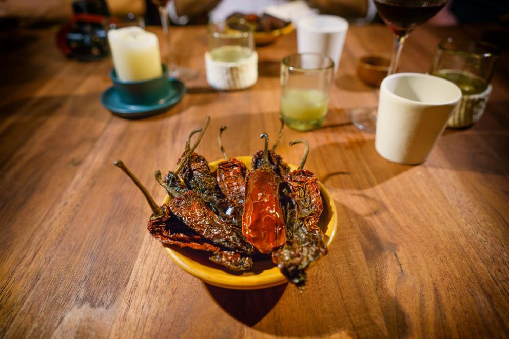 Galleria fotograficaChampagne&nbsp;Louis Roederer&nbsp;2009, Blanc de blancs
Pi&ntilde;uela e tamarindo
Pi&ntilde;uela&nbsp;e tamarindo, da vicino
Vongola regina dal golfo di California
La vongola da vicino
Saluto con pomodori disidratati e chapulines&nbsp;
Brodo freddo di masa con lime e fiori del momento
Mead, birrificio&nbsp;Escollo, stato di&nbsp;Quer&eacute;taro
Cocco giovane e caviale
Vino: Presencia Casual 2014, da uve Semillon,&nbsp;Luis-Antoine Luyt, Cile
Frutta tropicale e Chile de arbol (peperoncino Coda di topo)
Frutta locale
Ceviche di banana e olio di alghe kelp
Alga kelp gigante e michelada di cozze
Taco di spinaci Chaya&nbsp;con ostriche fresche dalla Bahia Falsa (Baja California)
Il taco da vicino
Amber ale del&nbsp;birrificio Cebia,&nbsp;Merida
Zucca grigliata per intero
Una notte sotto le stelle
Tostada con escamoles (larve di formiche)
La tostada da vicino
Birra Golden Sour del birrifico&nbsp;Wendlandt di&nbsp;Ensenada (Messico)
Polpo appena cotto in crosta di sale masa
Il polpo cotto su salsa dzikilpak
Ancora il polpo
Tortillas da Yaxunah
Altre tortillas
Epazote, pomodoro verde e mezcal
Lo chef Ren&egrave; Redzepi
Lech&oacute;n (maialino da latte)
Cerdo pel&oacute;n (maiale creolo messicano) e grano&nbsp;macinato fresco da Yaxunah
Il maiale da vicino
Il mole di Rosio (Sanchez, storica pasticciera messicana del Noma, ndr) con capesante disidratate e hoja santa grigliata
Il mole di Rosio
Vino La Fama Roja di&nbsp;Bichi, stato di&nbsp;Tecate (Baja California, Messico)
Dessert: avocado grigliato e semi di mamey
