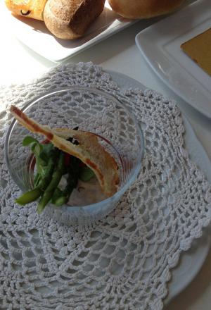 Galleria fotograficaSalmone Norvegia e burro Valle MairaCosce di rana impanate pan grattato ed erbette, bagnet verde, gambero di Sanremo impanato nella tonda gentile e grissini